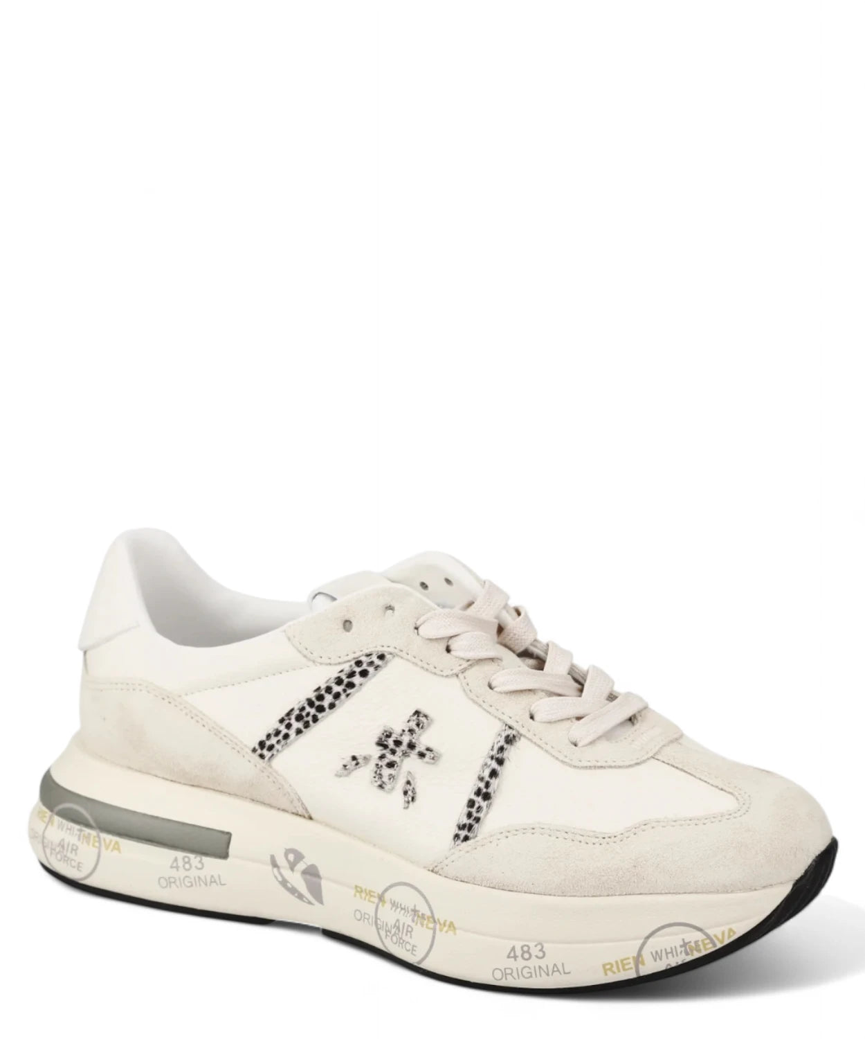Sneakers Premiata Cassie 7682 beige da donna, vista angolata, con dettagli in suede e logo laterale. Perfette per look invernali eleganti e sportivi.