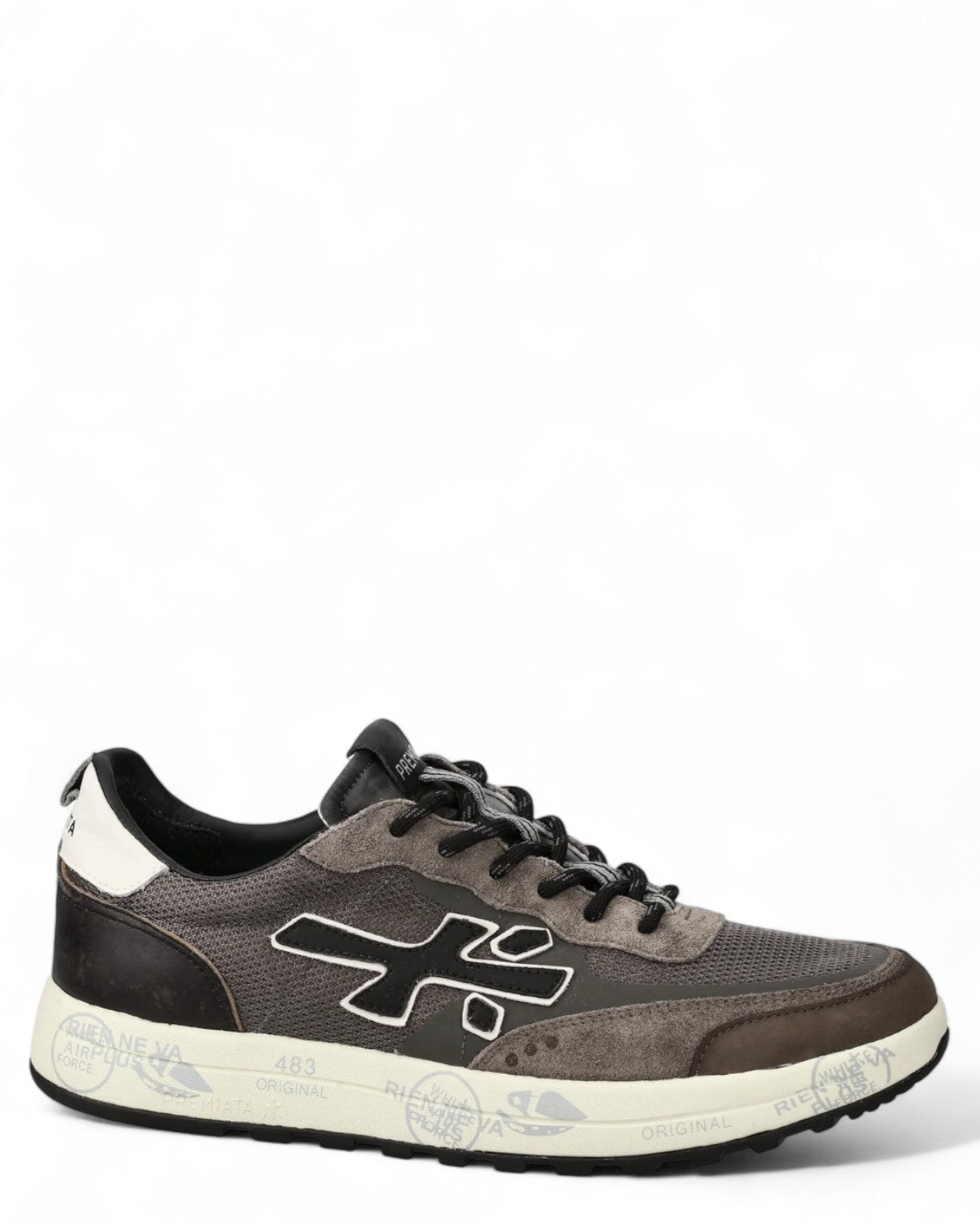 Scarpa sportiva Premiata Nous 7725 da uomo, tomaia in mesh e suede grigio, logo laterale nero, perfetta per look casual e raffinati.