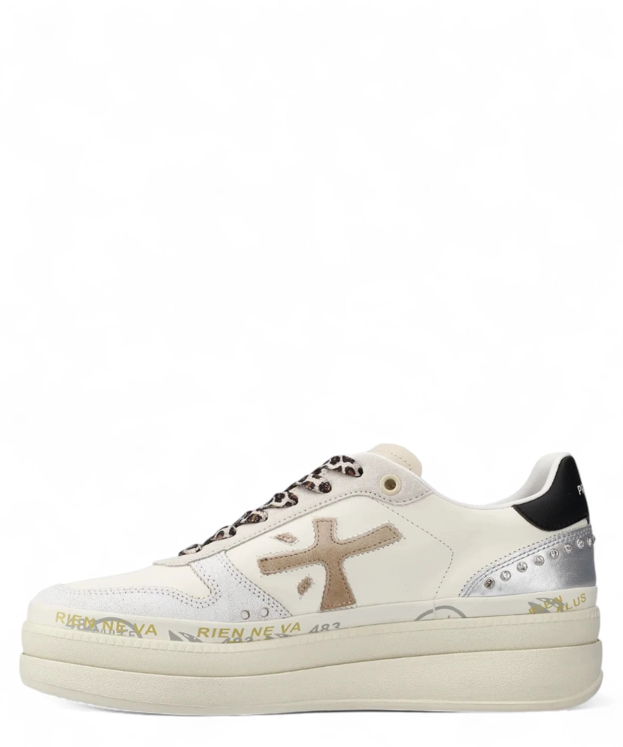 Scarpe Premiata Micol 7751 Platform con tomaia in pelle, tallone nero e argento, e scritte decorative sulla suola spessa.