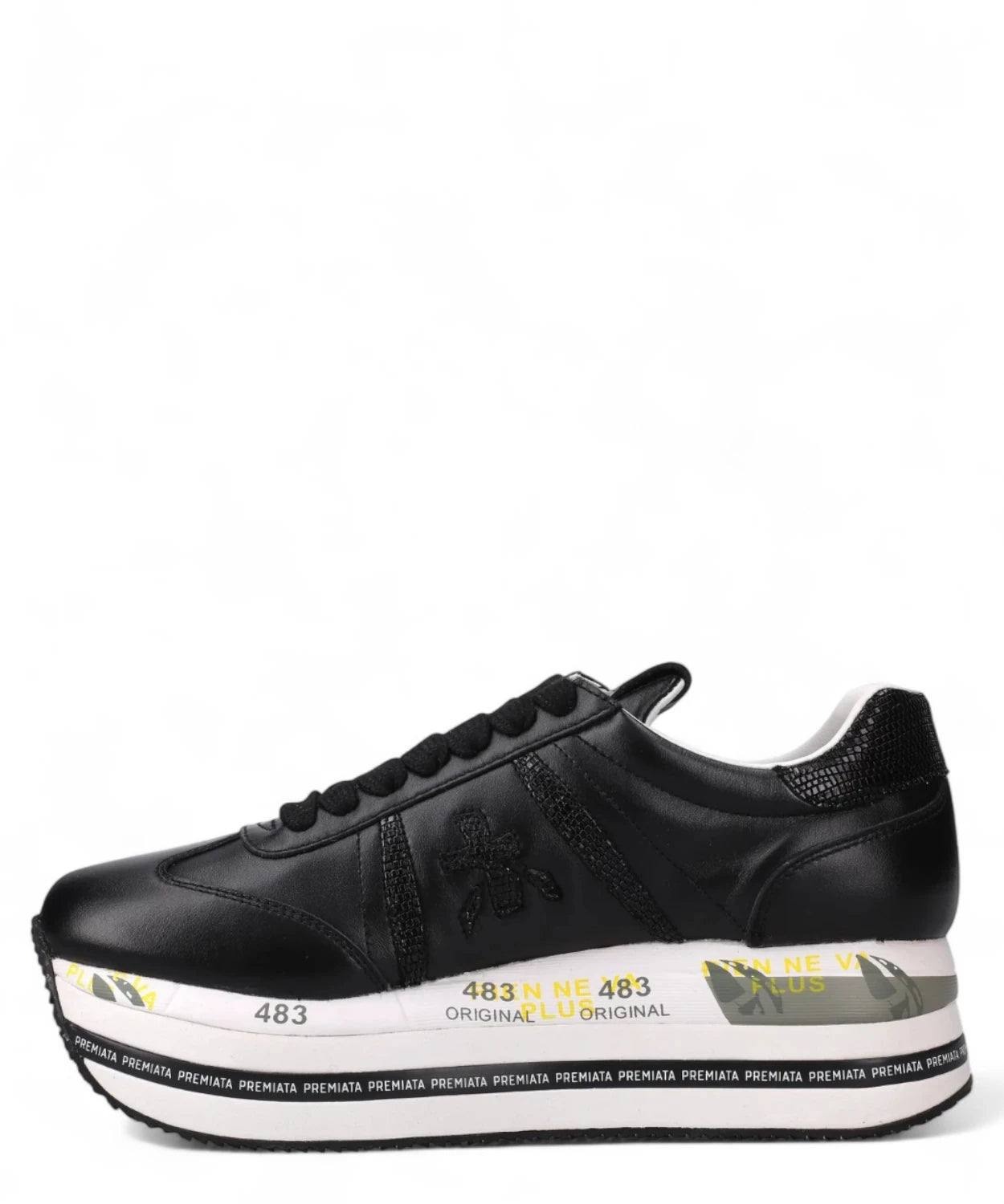 Sneakers platform nere Premiata Beth 7107 con dettagli in pelle e suola con scritte grafiche, vista laterale destra.