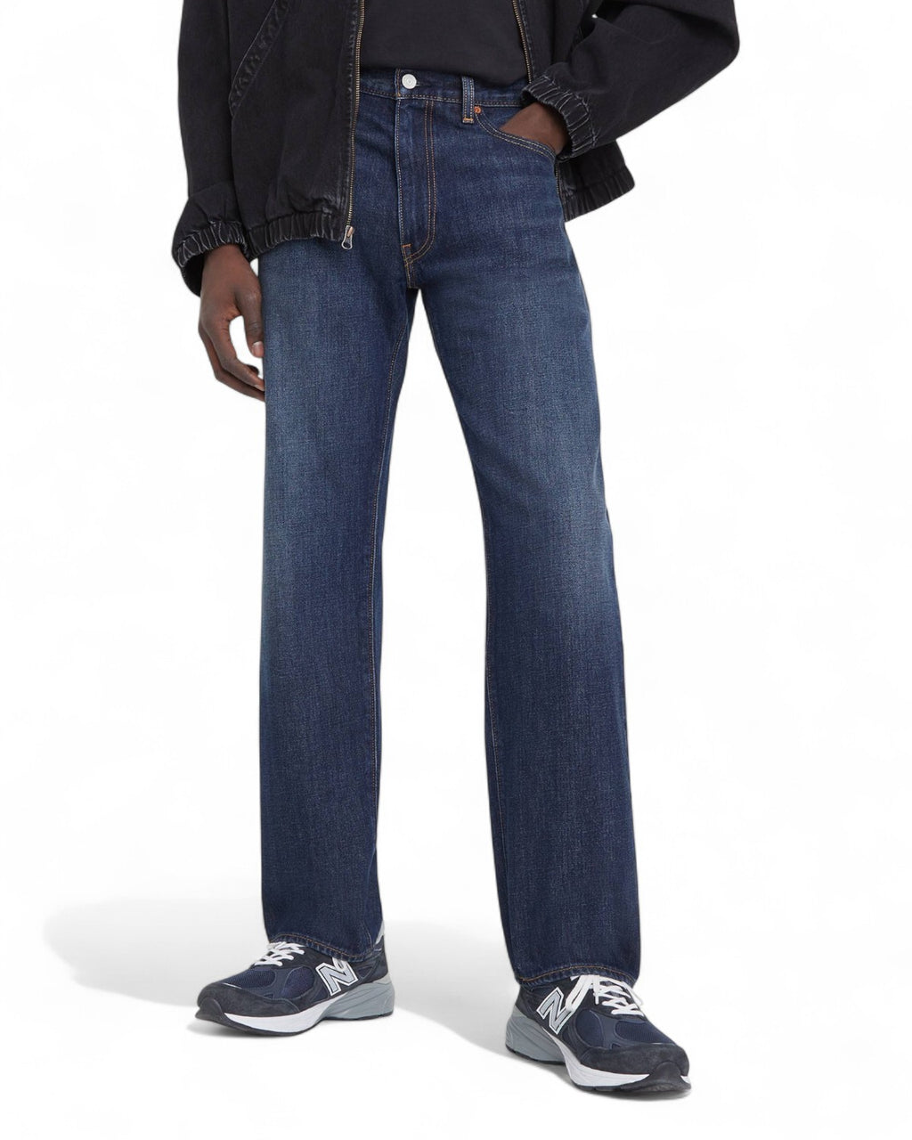 Dettaglio frontale dei jeans Levi's 555 Relaxed Straight indossati, denim blu scuro con taglio rilassato e stile casual invernale.