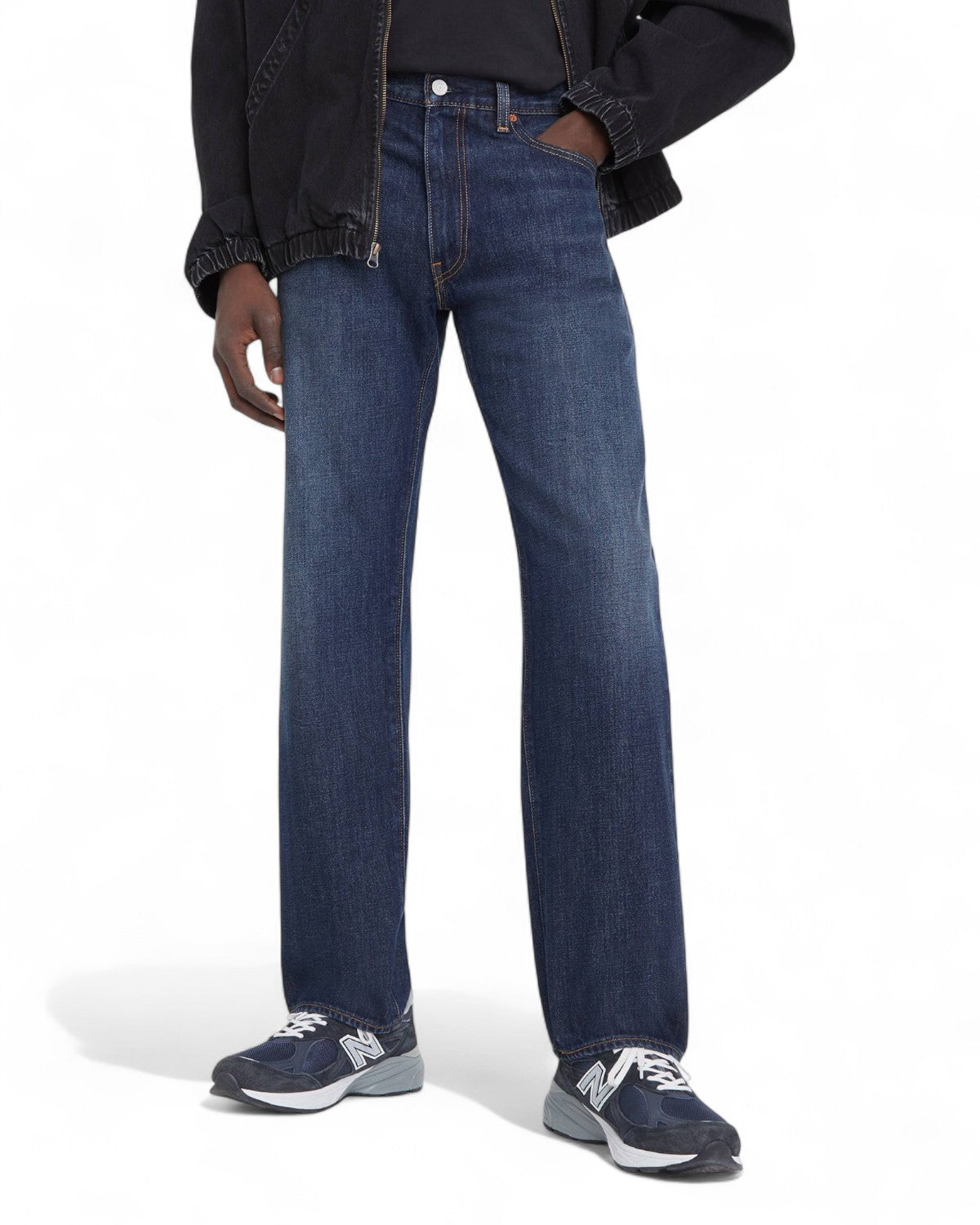 Dettaglio frontale dei jeans Levi's 555 Relaxed Straight indossati, denim blu scuro con taglio rilassato e stile casual invernale.