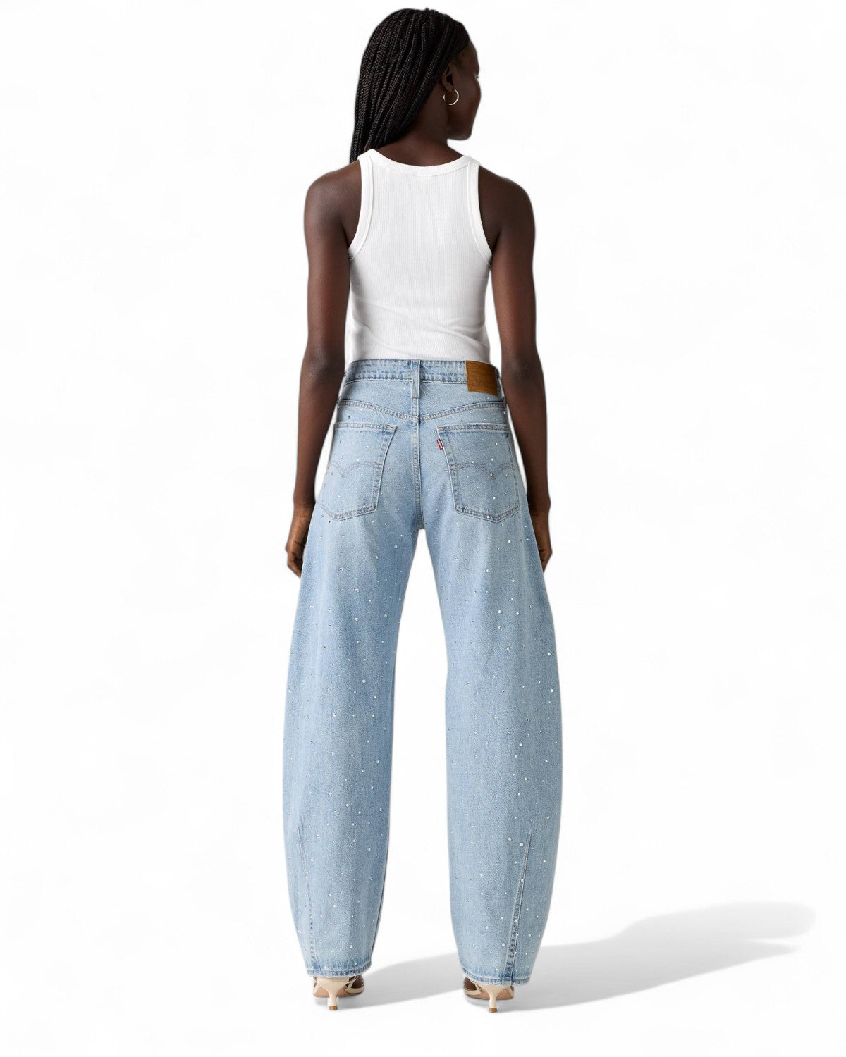 Vista posteriore dei Jeans Baggy Barrel Levi's a Vita Media con tasche posteriori e strass, perfetti per outfit donna invernali FW26.