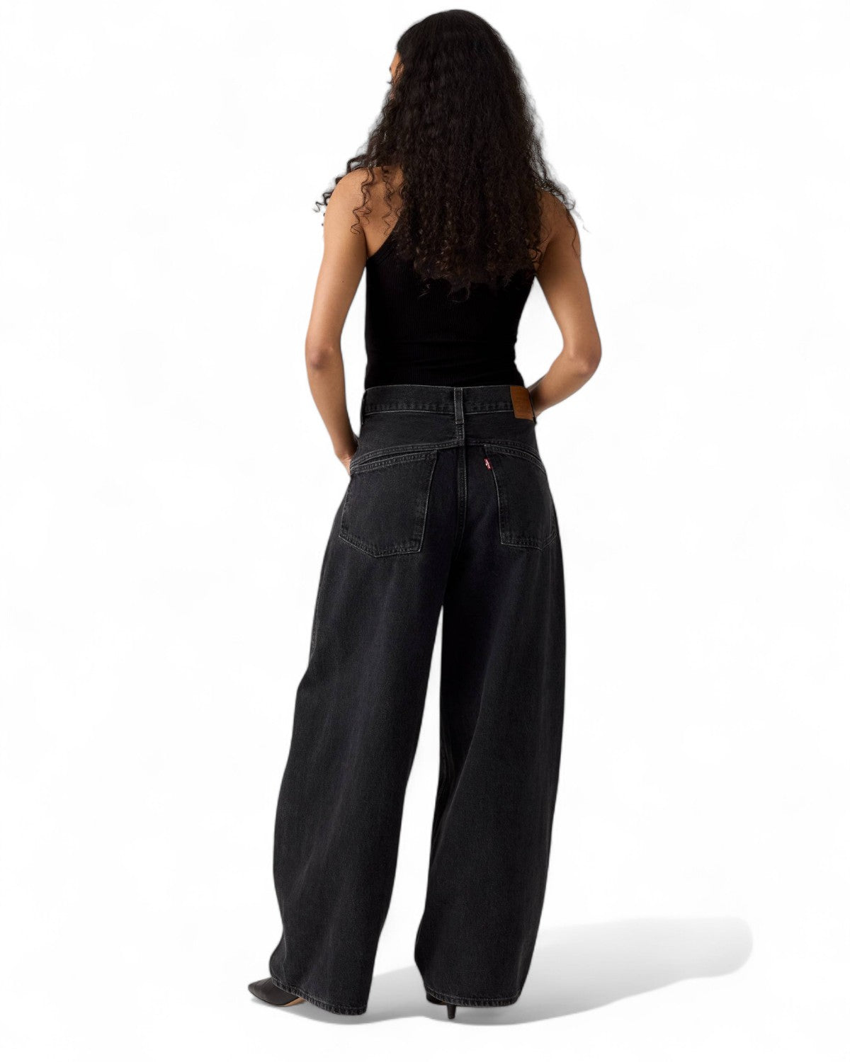 Retro dei Levi’s Jeans Donna Barrel Super Baggy Vita Alta Oversize con tasche posteriori e patch in pelle con logo Levi’s iconico.