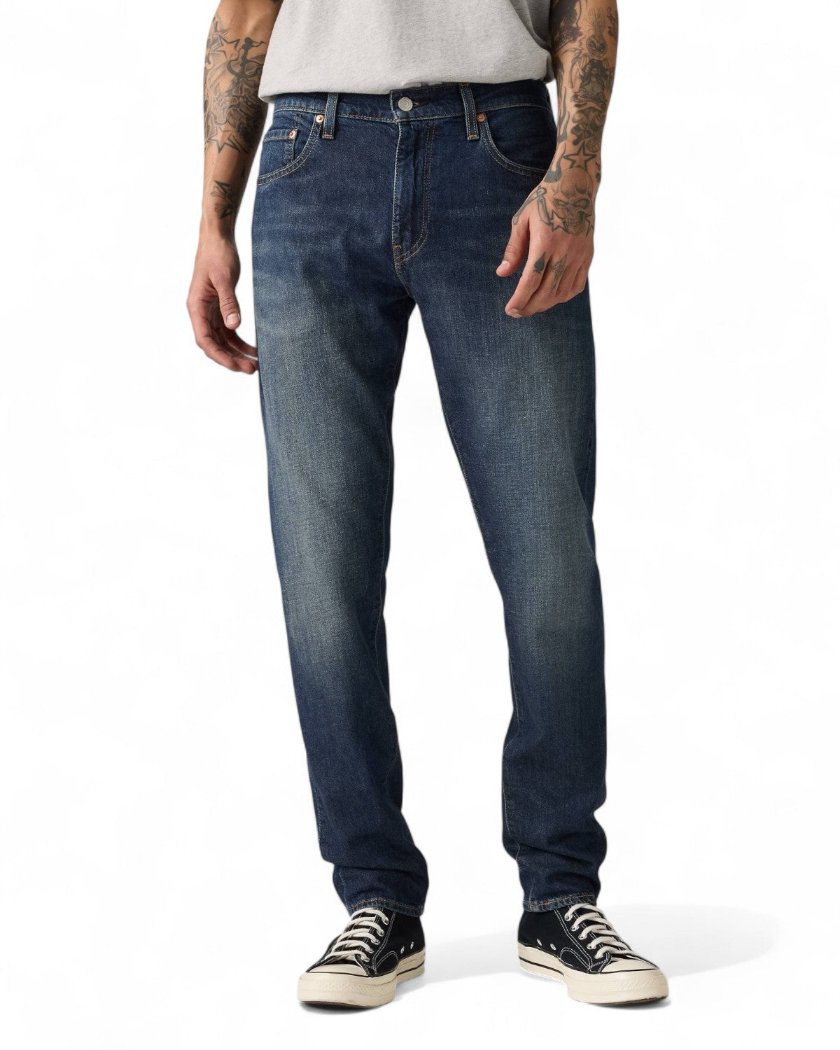 Jeans Levi's 512 Slim Taper indossati, vestibilità slim e gamba affusolata, perfetti per outfit invernali uomo dal taglio moderno e sartoriale.
