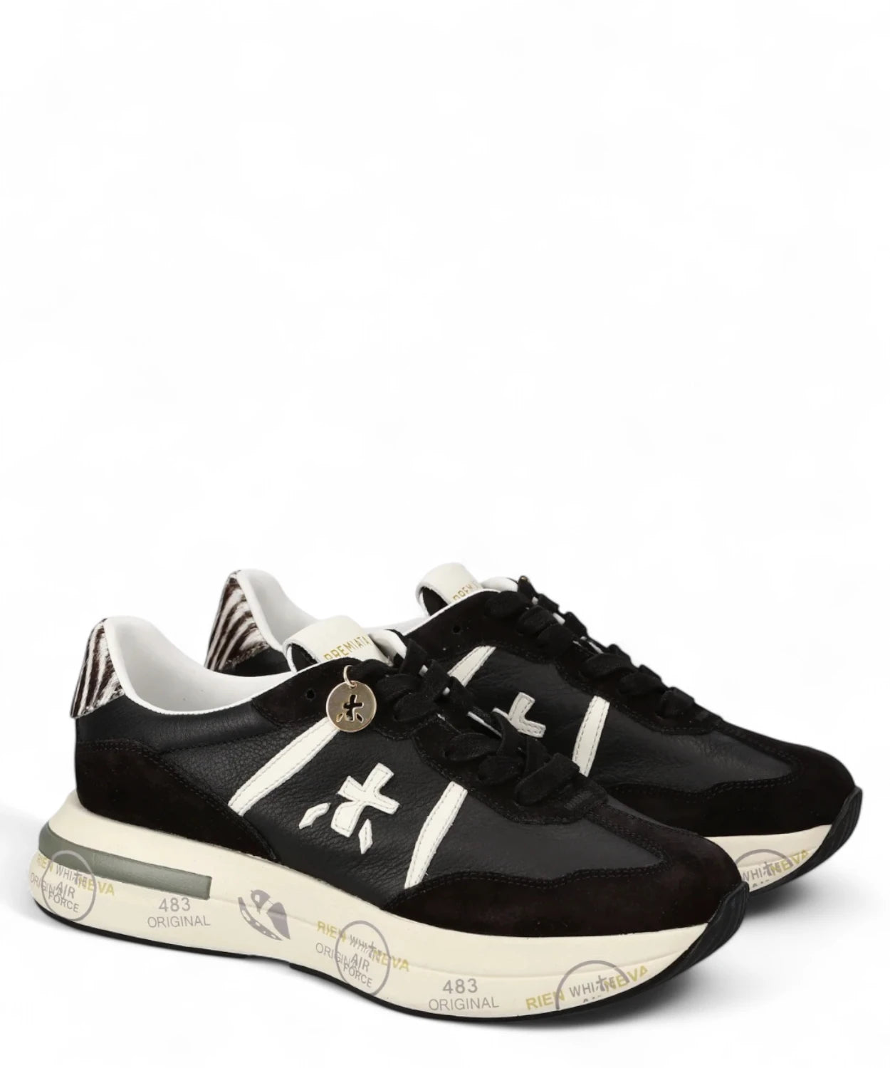 Sneakers bianche nere Cassie 7681 Premiata in vista frontale angolata, con dettagli zebrati e logo laterale. Perfette per look urban donna.