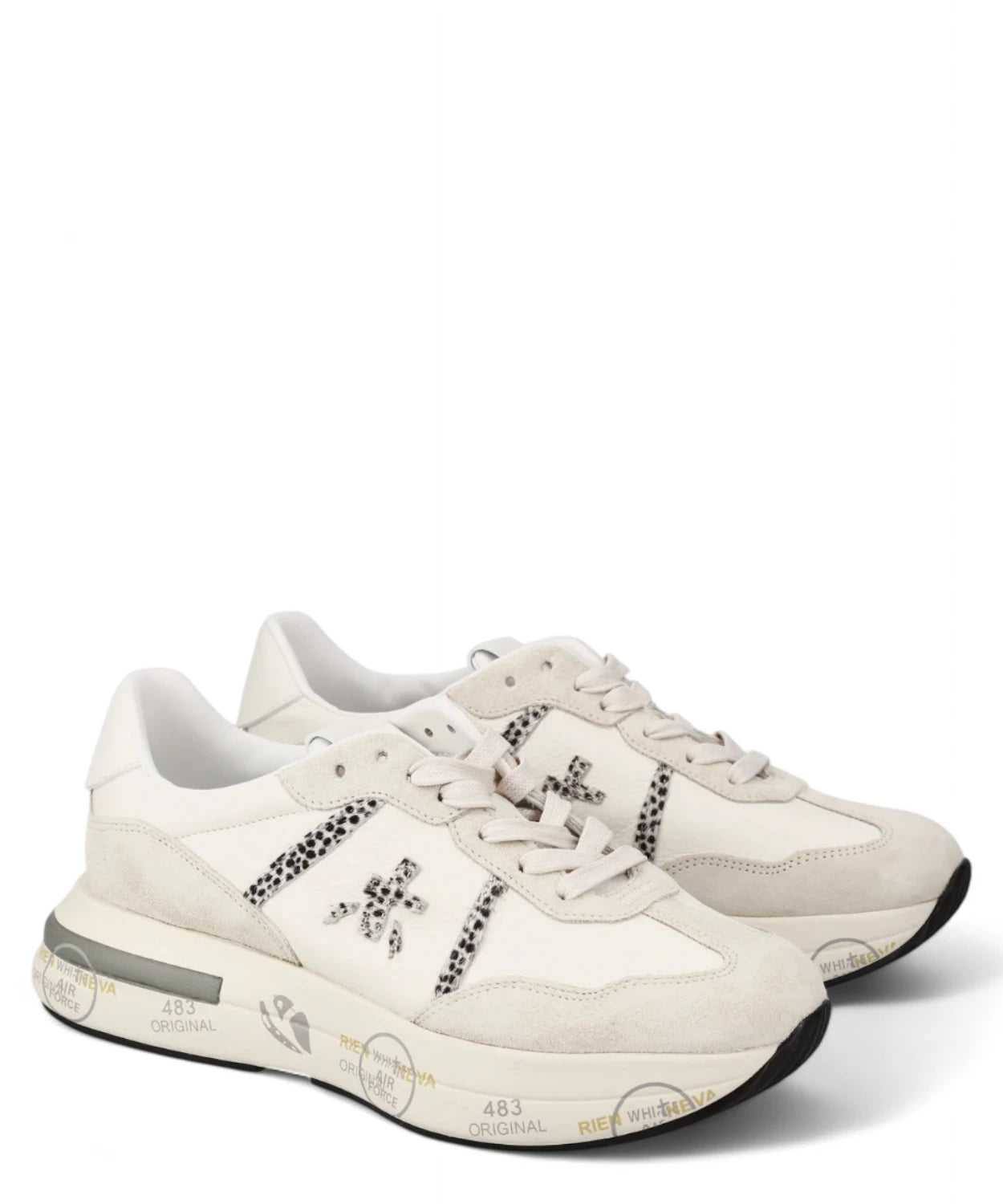 Sneakers beige Premiata Cassie 7682 da donna, vista frontale a coppia, con dettagli animalier e suola con scritte. Stile urbano e raffinato FW26.