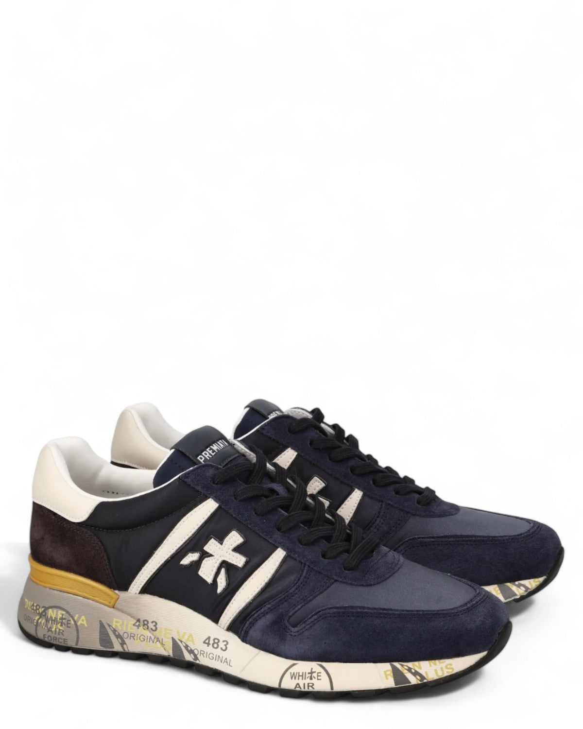 Sneakers Lander 7702 Premiata in vista angolata, con tomaia blu e inserti bianchi, perfette per l'inverno e per uno stile urbano raffinato.