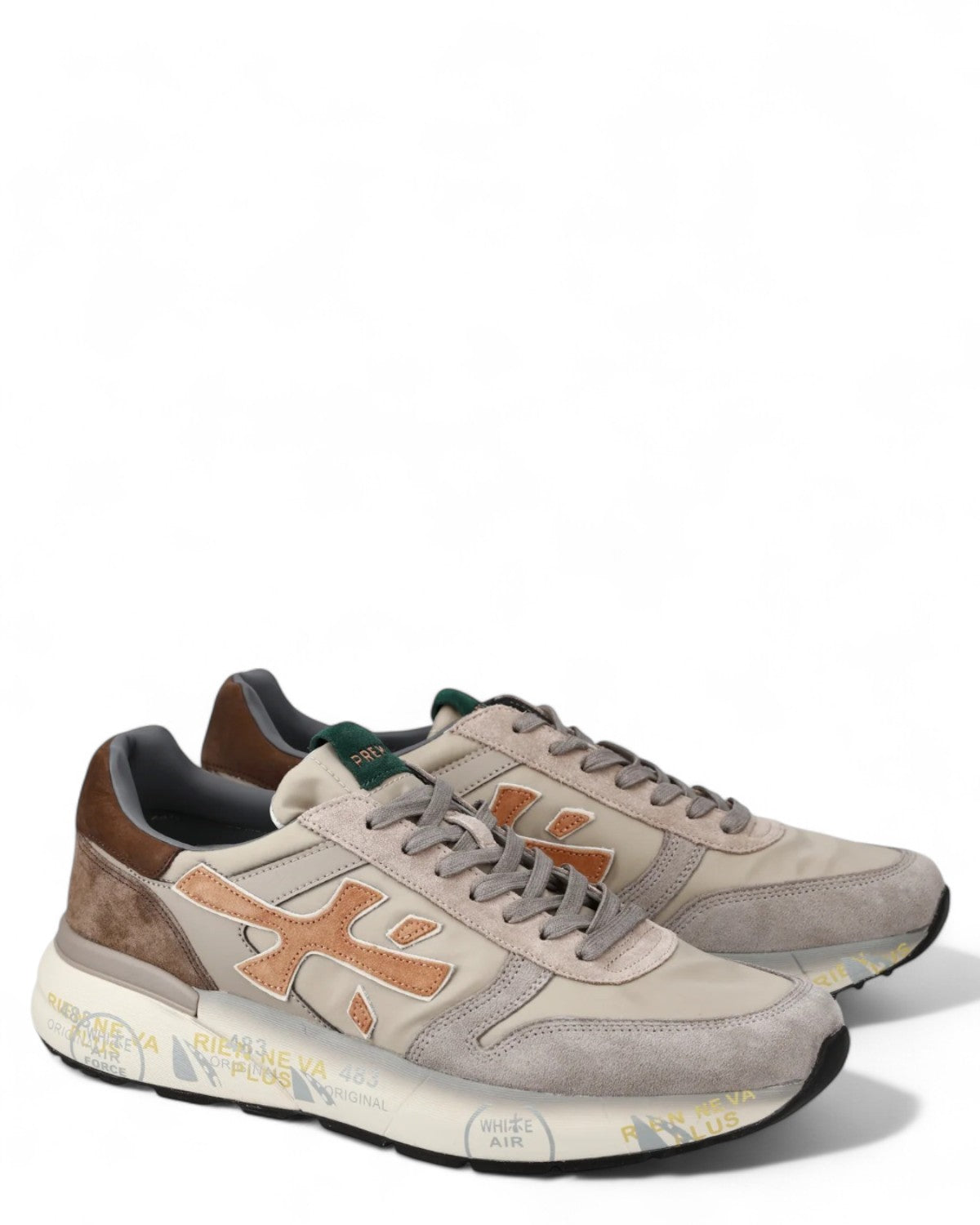 Scarpe da ginnastica uomo Premiata Mick 7715 in pelle e suede taupe, doppia vista frontale con logo arancione e suola decorata.