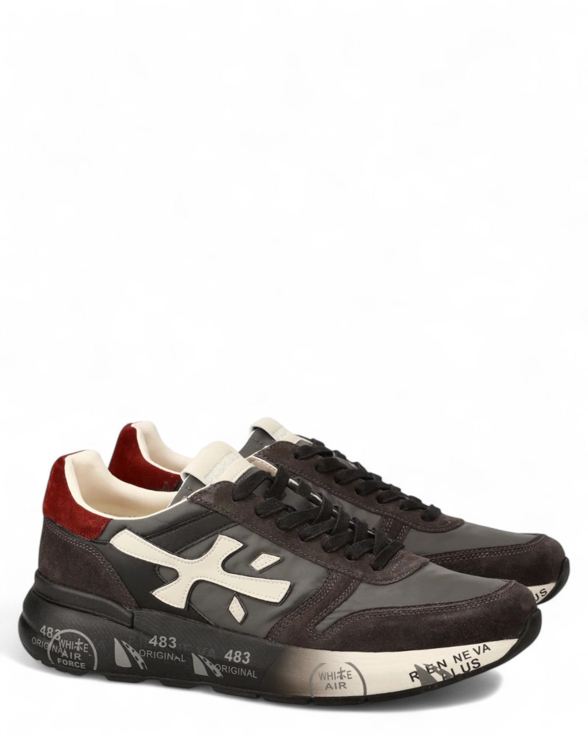 Sneakers Premiata Mick 7719 in vista angolata, suola con scritte iconiche e tomaia multistrato. Comfort e resistenza per ogni occasione.