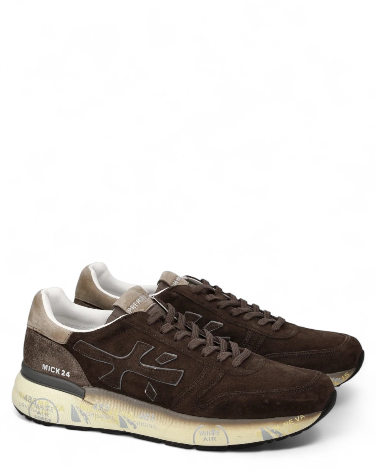 Sneakers Premiata Mick 7898 da uomo, doppia vista laterale con tomaia in pelle marrone e suola con grafiche iconiche.
