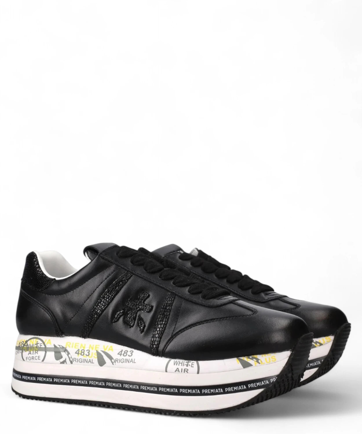 Coppia di sneakers nere Premiata Beth 7107 con tomaia in pelle e fondo platform urban-chic, vista angolata.