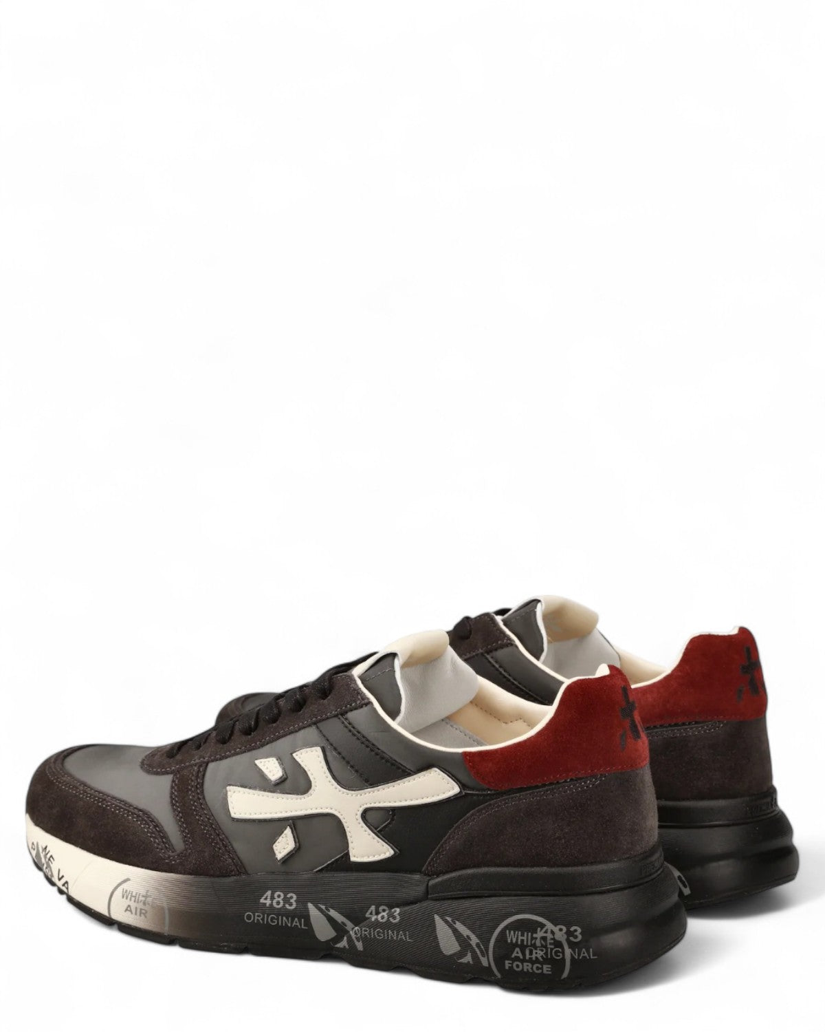Retro delle sneakers Premiata Mick 7719 con dettaglio in suede rosso e suola nera. Stile distintivo per l’uomo moderno.
