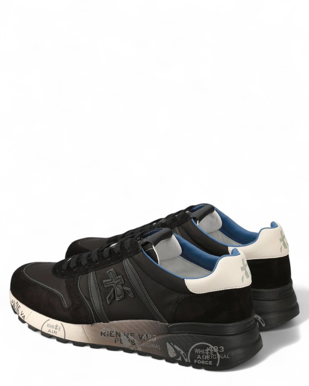 Sneakers Lander 7079 di Premiata per uomo, retro con tallone bianco e interno blu, suola nera con scritte stilizzate.