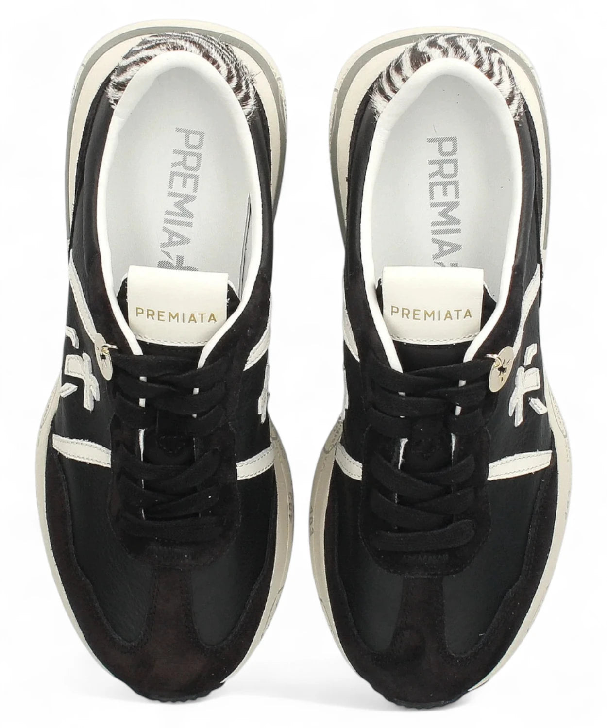 Vista dall’alto delle sneakers Cassie 7681 bianche nere Premiata con interno chiaro e tallone zebrato. Design urban per donna inverno.