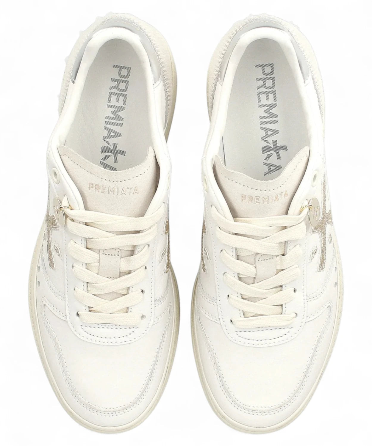 Vista dall'alto delle sneakers Premiata Micol 7750 con lacci bianchi e logo stampato sulla soletta, perfette per uno stile casual raffinato.