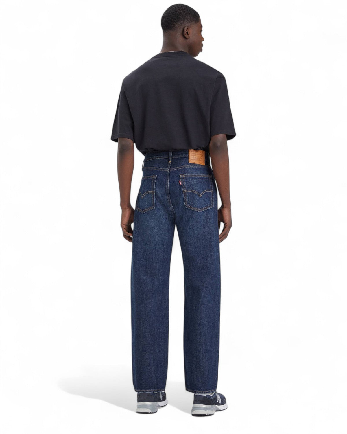 Retro dei jeans Levi's 555 Relaxed Straight da uomo, con tasche posteriori classiche e patch in pelle, stile vintage autentico.