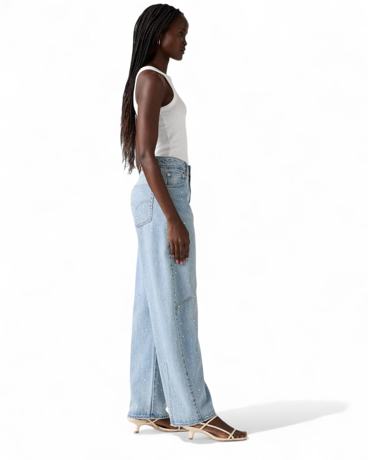 Profilo laterale dei Jeans Baggy Barrel Levi's a Vita Media, vestibilità ampia e dettagli luminosi ideali per look casual e femminile.