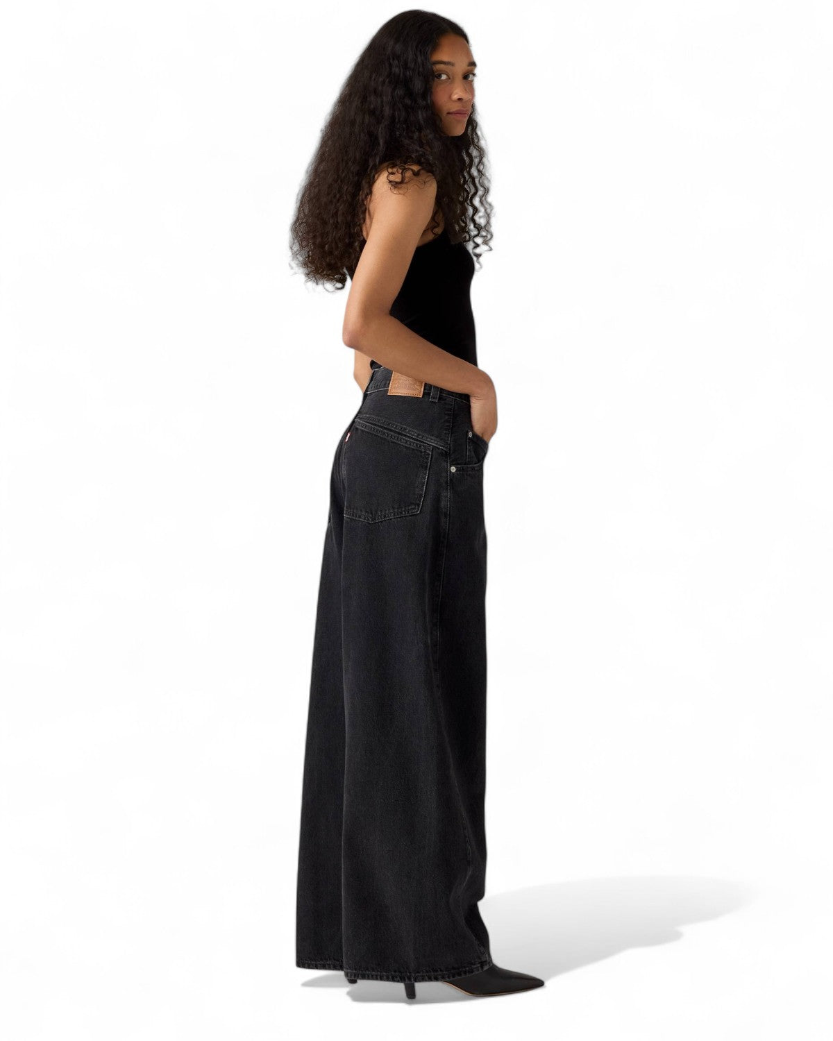 Profilo laterale dei Levi’s Jeans Donna Barrel Super Baggy Vita Alta Oversize, evidenzia la silhouette curva e la vestibilità oversize.