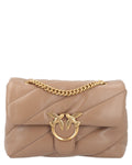 Borsa Love Bag Puff in nappa trapuntata beige con catena dorata e chiusura con doppia rondine, perfetta per look eleganti da donna.