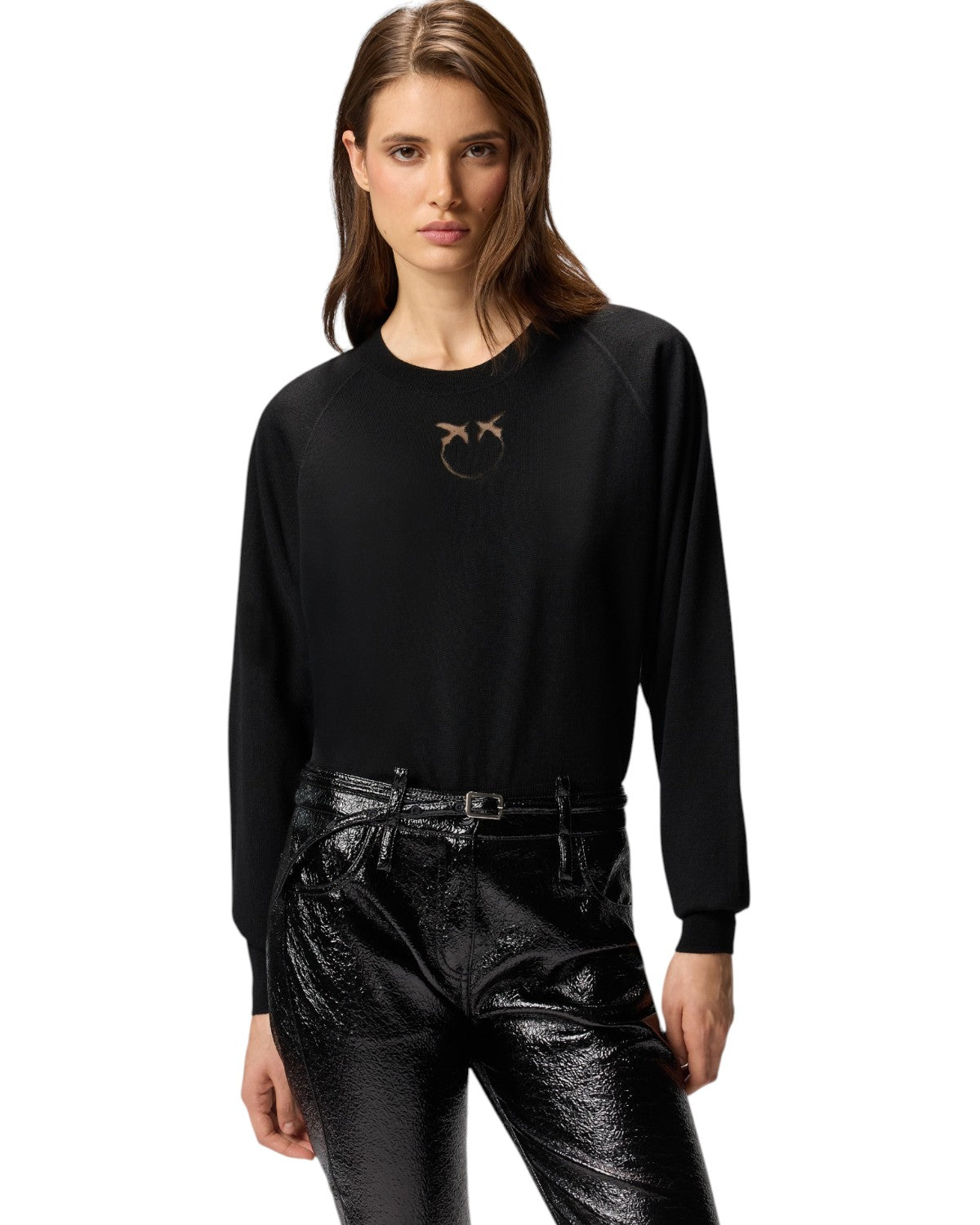 Dettaglio frontale della Maglia Lana Merino Love Birds Dévoré Pinko indossata, evidenziando il logo dévoré e il tessuto anti-pilling.