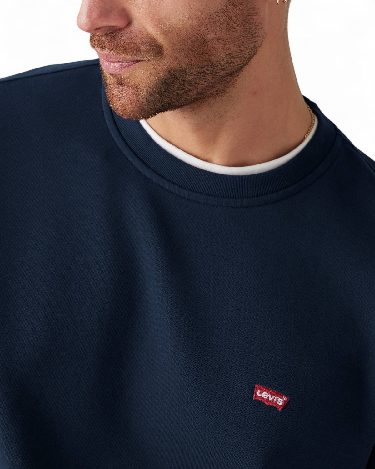 Primo piano del logo Levi's sulla Felpa Girocollo Original Housemark in cotone blu. Dettaglio iconico su tessuto morbido e resistente.