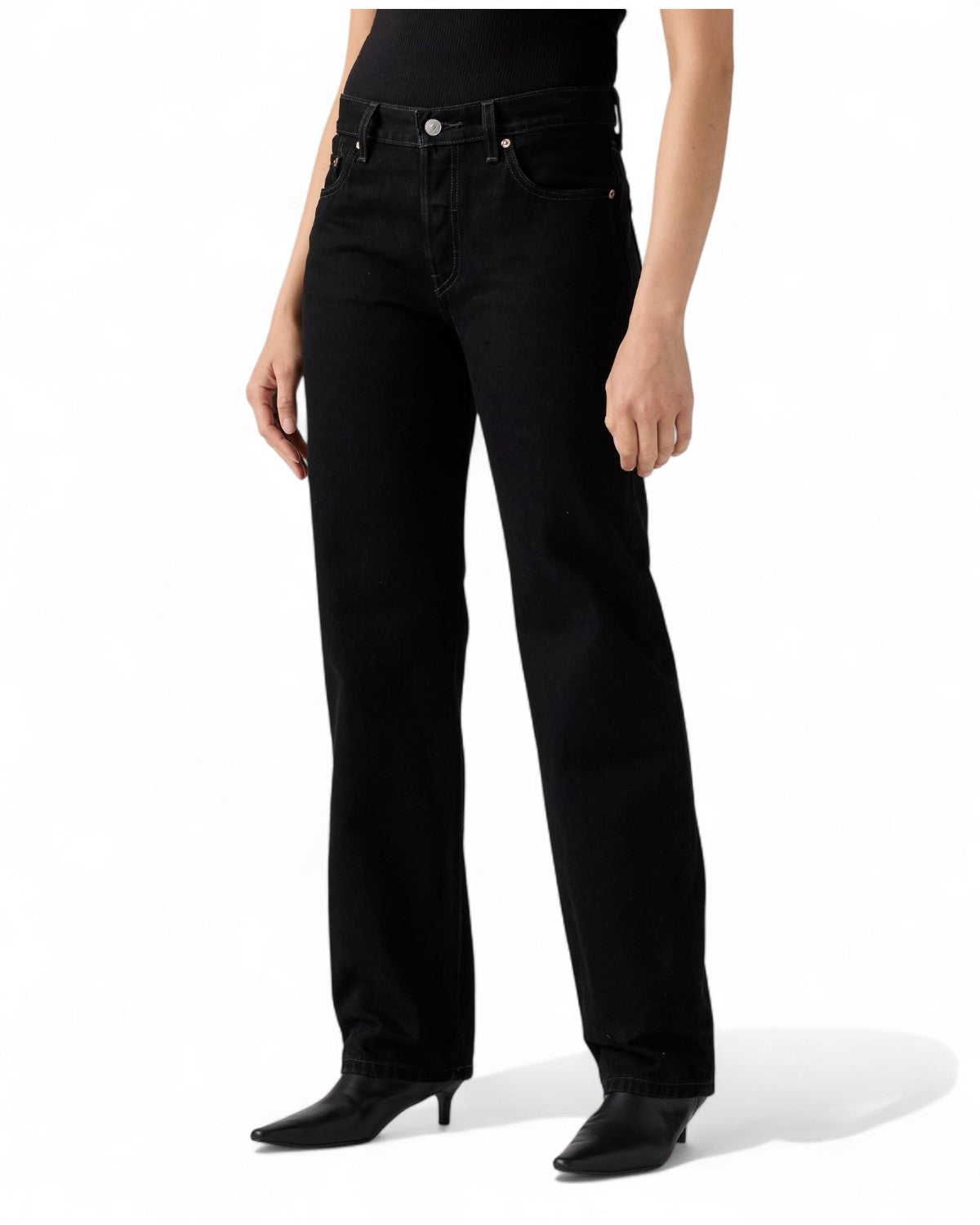 Jeans Levi's 501 anni '90 da donna indossati con stivaletti, stile vintage e vestibilità dritta, perfetti per outfit invernali casual.