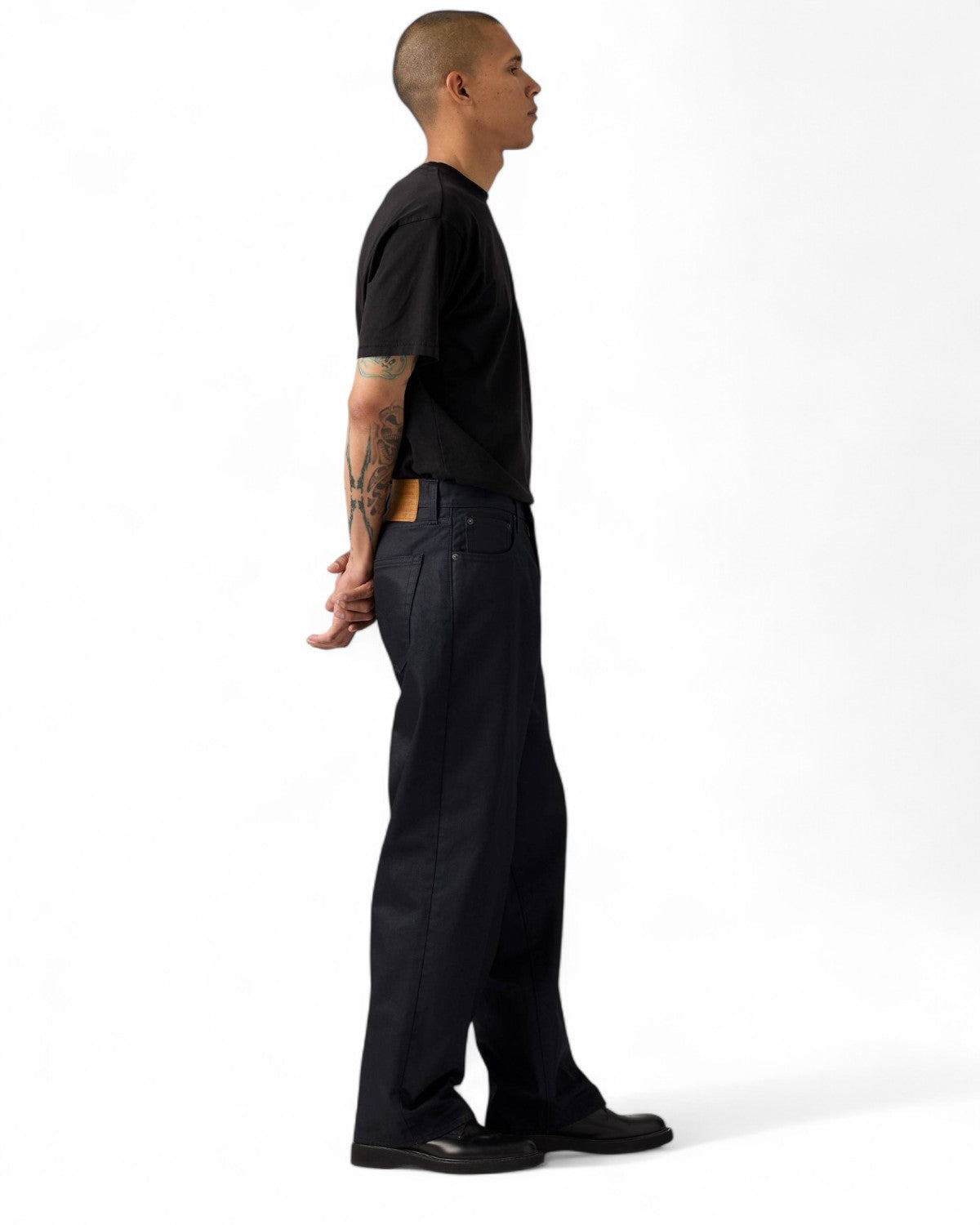 Profilo laterale dei jeans Levi's 578 Baggy in denim nero, taglio largo e design ispirato agli anni '90 per un look urbano.