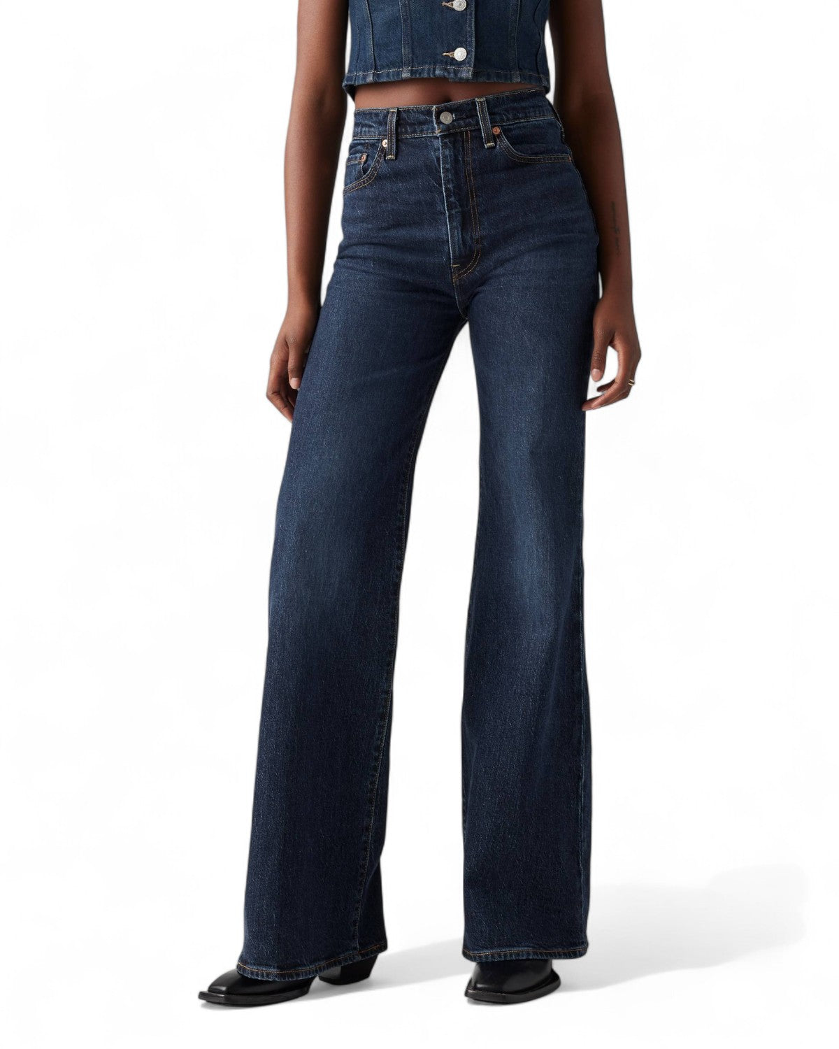 Jeans Levi’s Ribcage Bell a Vita Alta indossati, taglio svasato e vita alta che valorizza la silhouette, ideali per outfit casual eleganti.