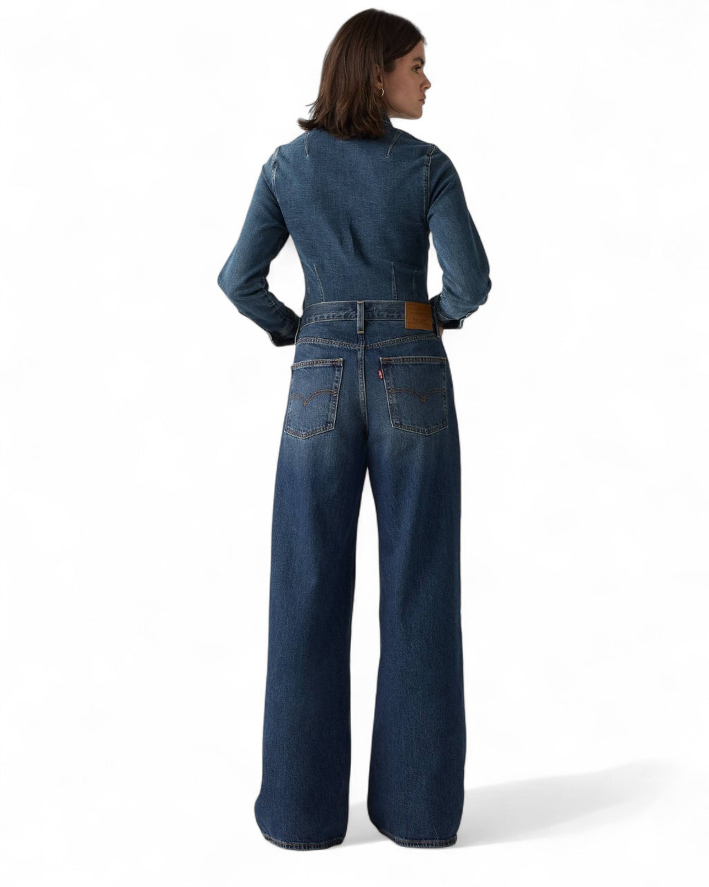 Vista posteriore dei jeans XL Levi's oversize straight con tasche posteriori e patch logo, stile ampio e comodo per donna.