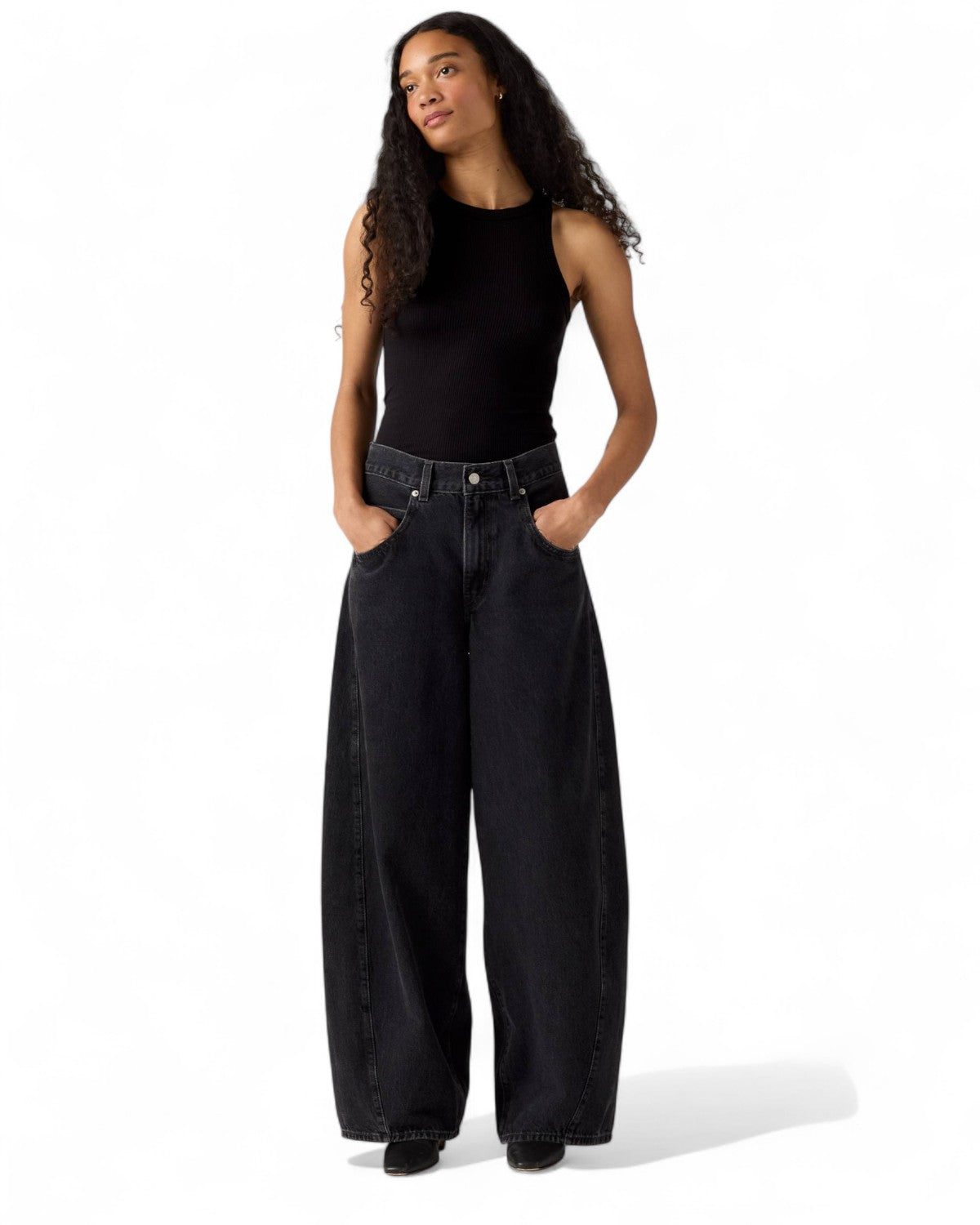 Modella indossa Levi’s Jeans Donna Barrel Super Baggy Vita Alta Oversize, vestibilità ampia e vita alta per un look casual e confortevole.