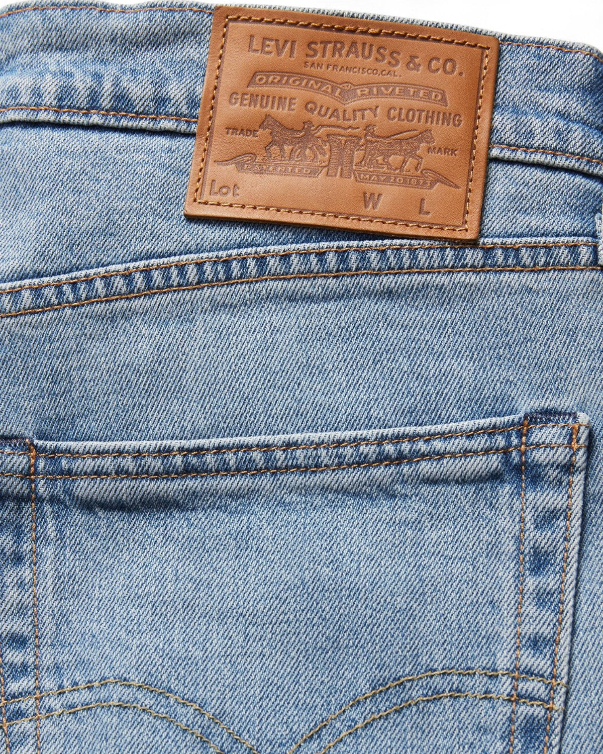 Dettaglio posteriore dei Levi's 512 Slim Taper Jeans con etichetta in pelle Levi Strauss, simbolo di qualità e stile autentico.