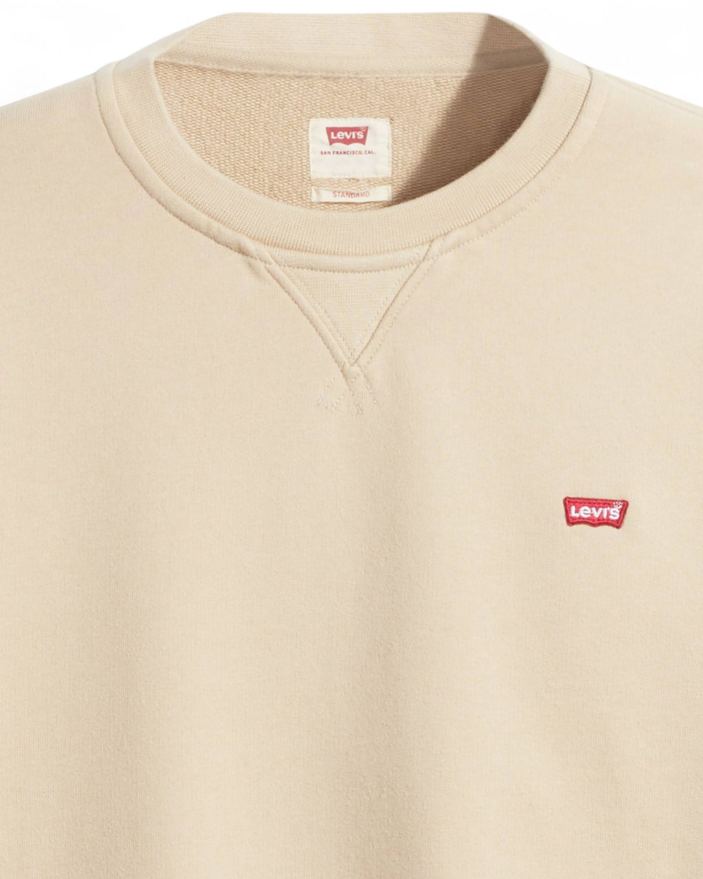 Dettaglio della Felpa Girocollo Cotone Levi's beige, evidenzia la texture in cotone spugna francese e il logo iconico sul petto.