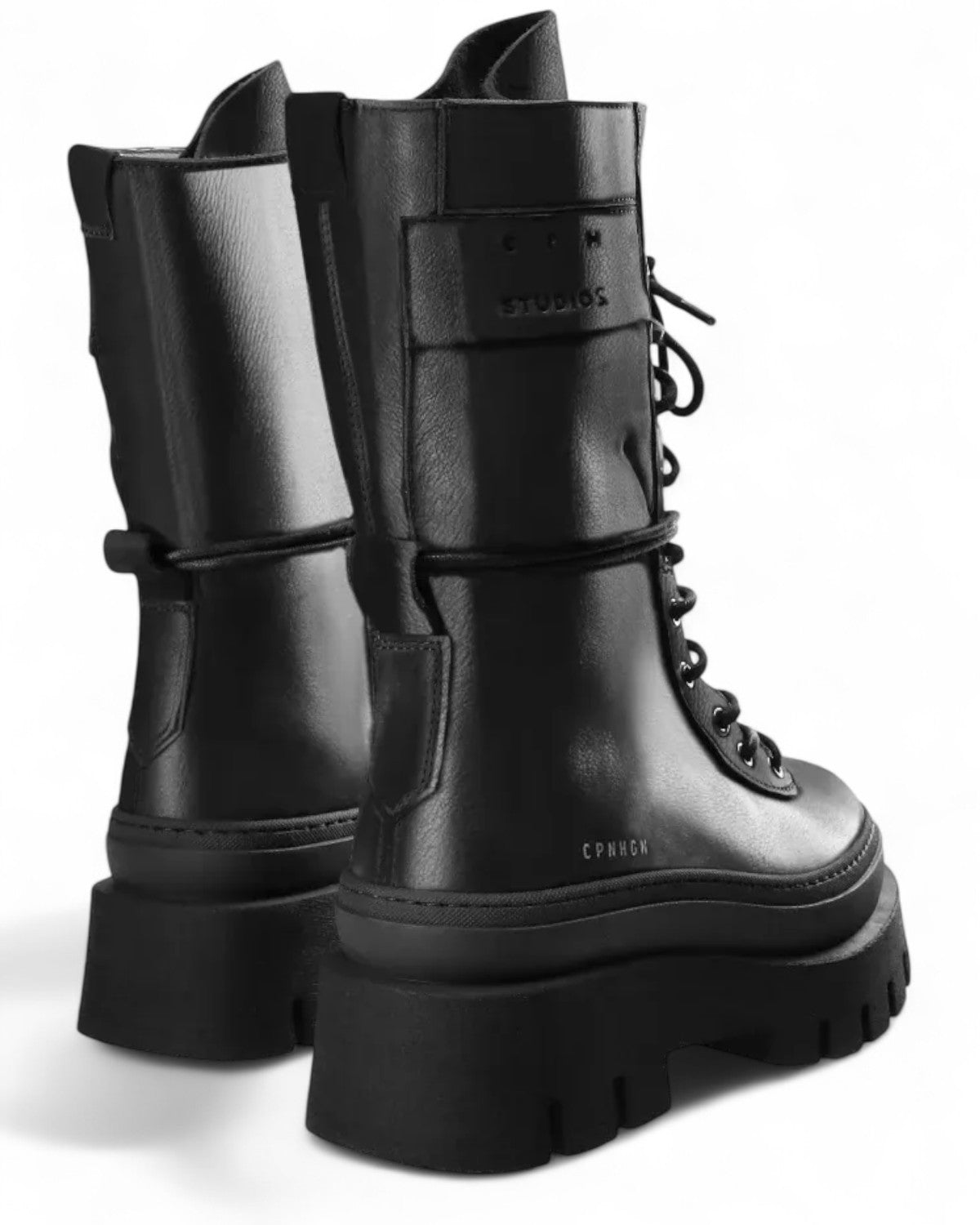 Dettaglio posteriore dei CPH691 stivaletti donna in pelle nera con suola chunky, design robusto e finiture di alta qualità per l'inverno.