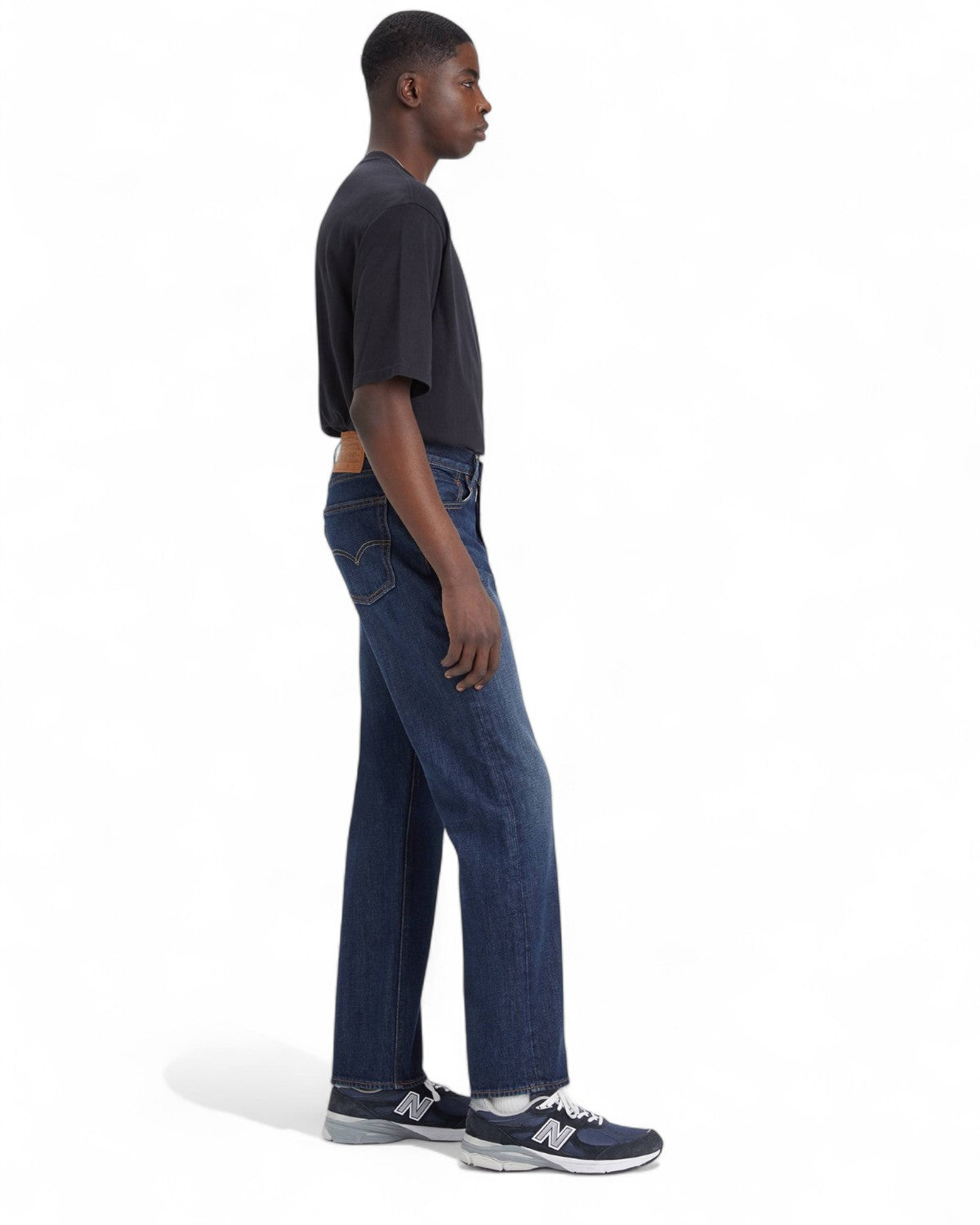 Vista laterale dei jeans Levi's 555 Relaxed Straight, denim blu non elasticizzato con taglio dritto e comfort casual per uomo.