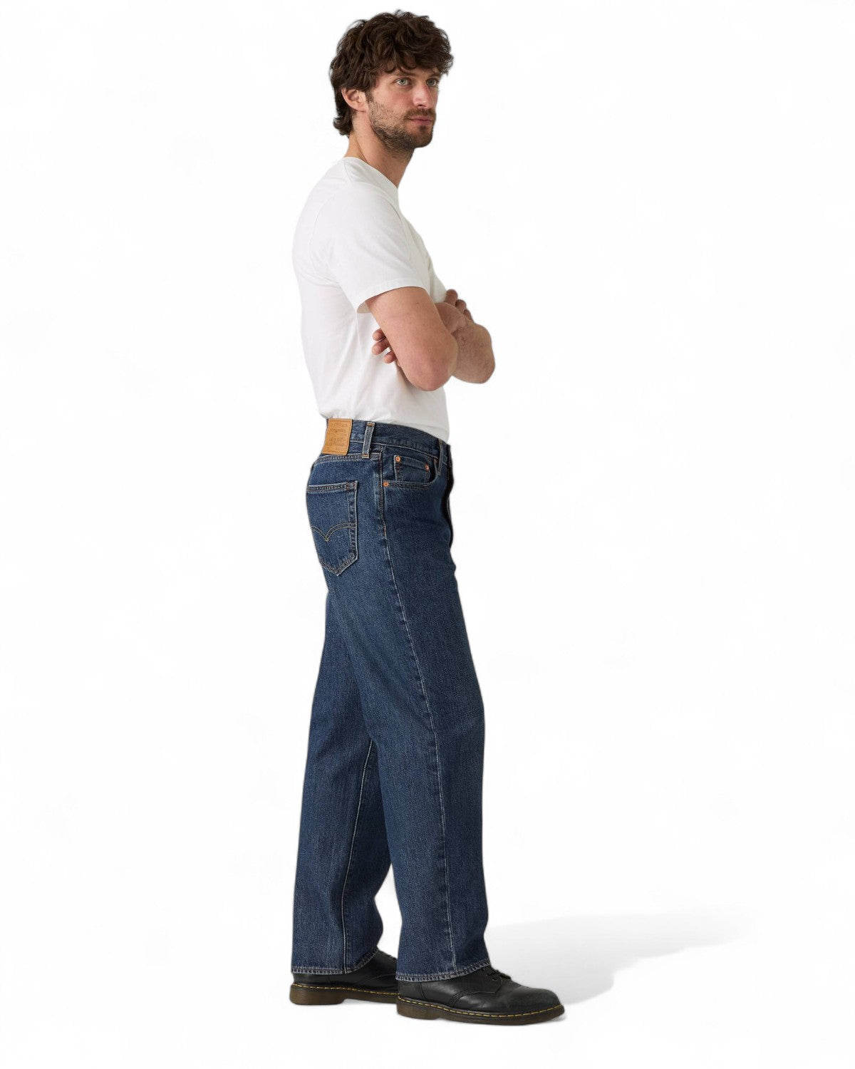 Profilo laterale di Jeans Levi's 568™ Loose Straight uomo, denim blu con cuciture a contrasto e patch in pelle sul retro, stile vintage.