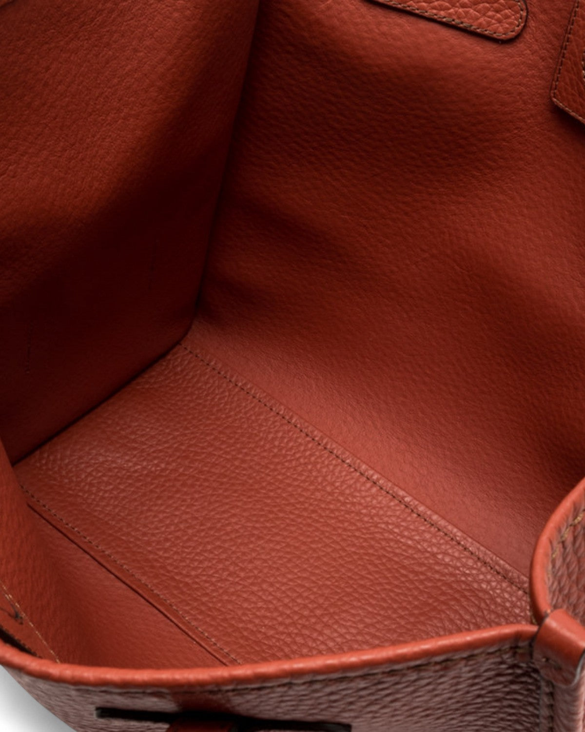 Interno spazioso della shopping bag Marcella double grana maxi, ideale per organizzare oggetti personali con stile e praticità.