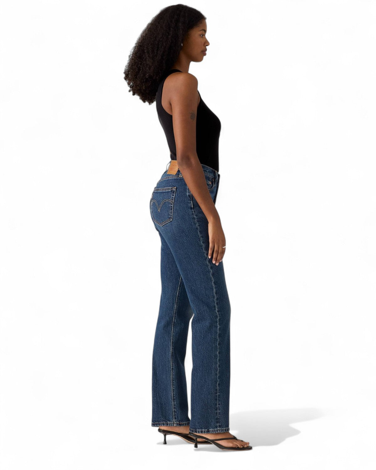 Vista laterale dei Jeans donna Levi’s 501 Curve Fit Vita Alta, taglio dritto e vita alta che valorizzano la figura femminile curvy.