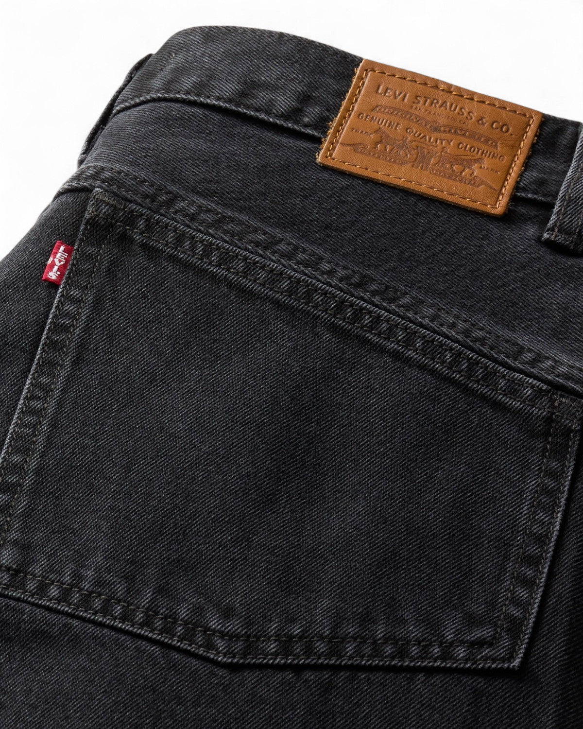 Dettaglio tasca posteriore dei Levi’s Jeans Donna Barrel Super Baggy Vita Alta Oversize con etichetta rossa Levi’s e patch in pelle.