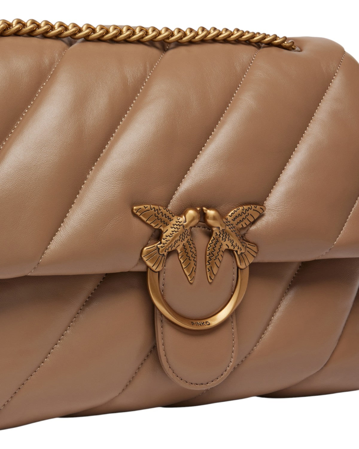 Dettaglio della fibbia Love Birds dorata sulla Big Love Bag Puff Maxi di Pinko, in pelle trapuntata beige per un look sofisticato e di tendenza.