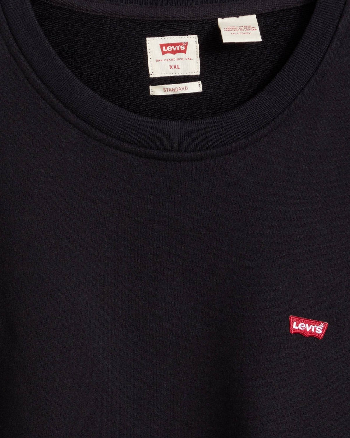 Dettaglio del logo Levi's rosso sulla Felpa Girocollo Cotton Original Housemark, tessuto in cotone e scollo rinforzato.