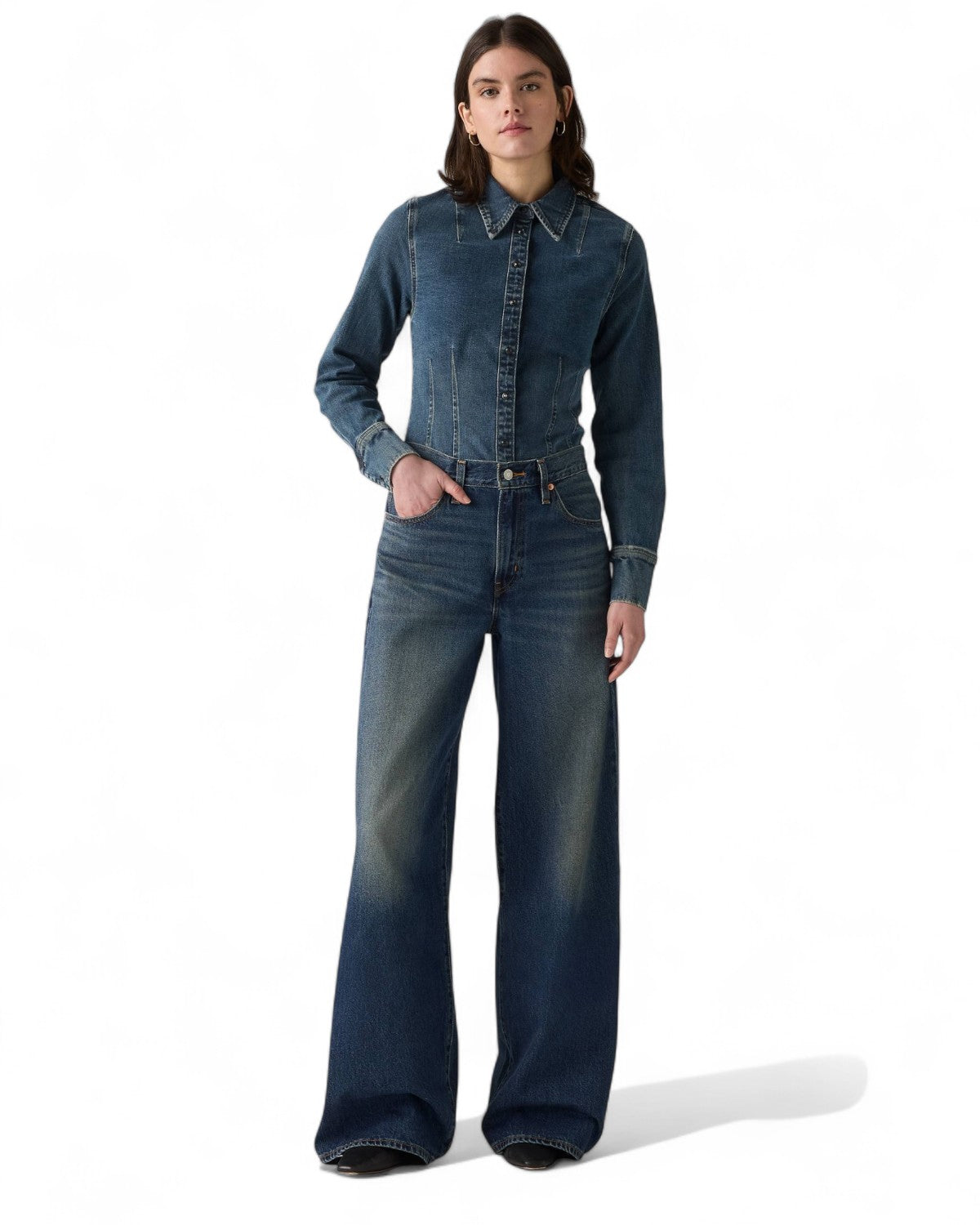 Modella indossa jeans XL Levi's oversize straight a gamba larga, abbinati a camicia in denim per outfit invernale donna FW26.