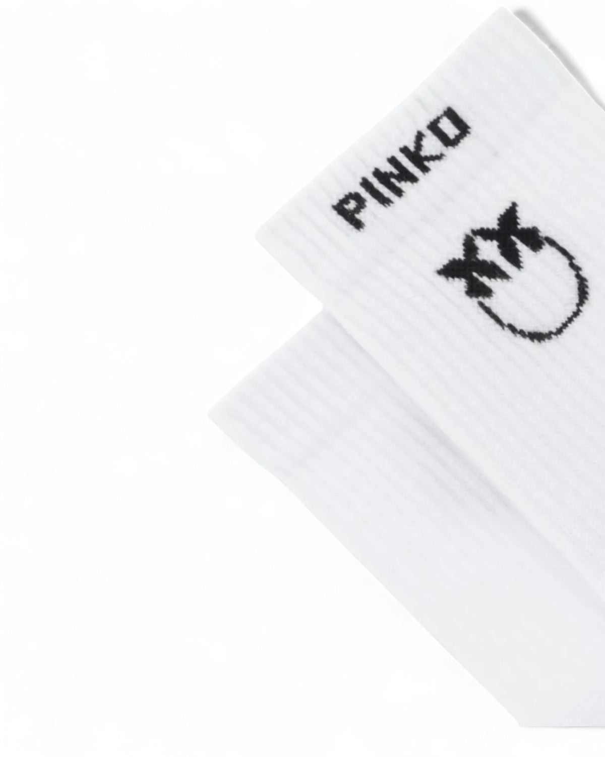 Dettaglio calzini elasticizzati PINKO con logo nero ricamato, perfetti per aggiungere stile e comfort al tuo abbigliamento quotidiano.