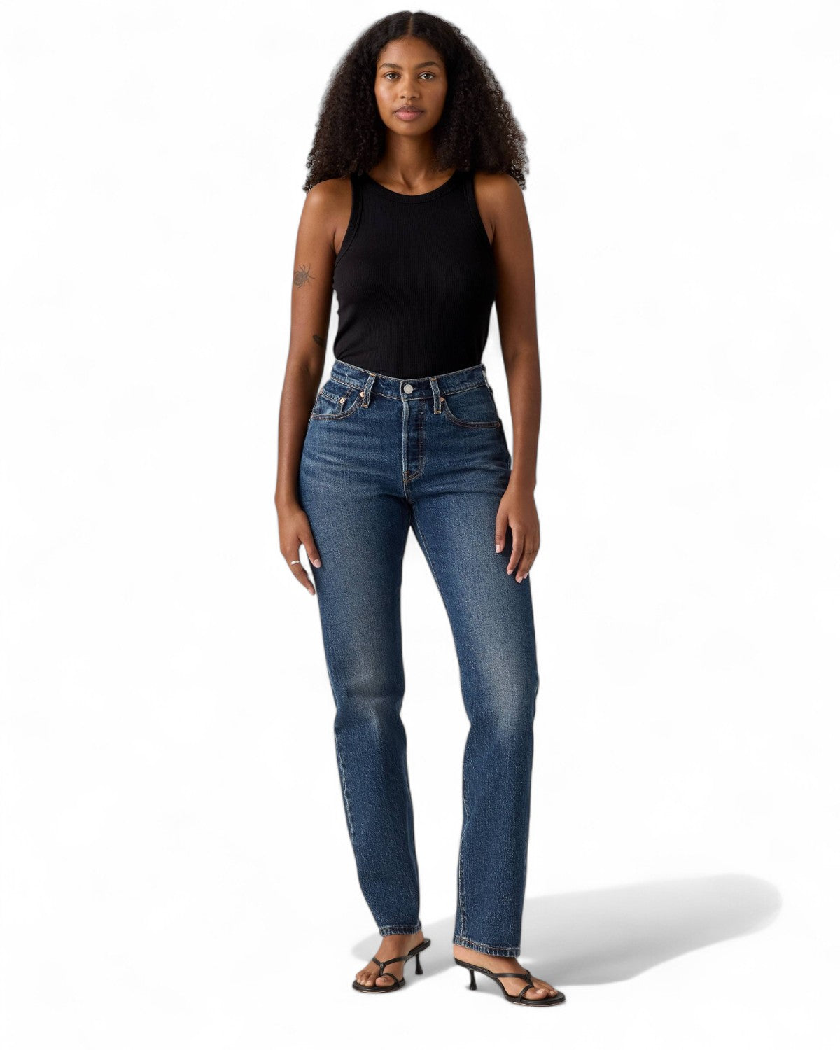 Modella indossa Jeans donna Levi’s 501 Curve Fit Vita Alta, vestibilità perfetta per forme curvy, abbinati a top nero e sandali.