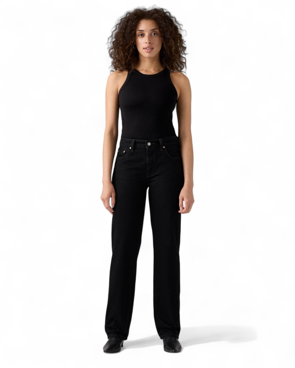 Jeans Levi's 501 anni '90 neri indossati da donna, taglio dritto e vita alta, look vintage ideale per la stagione FW26.