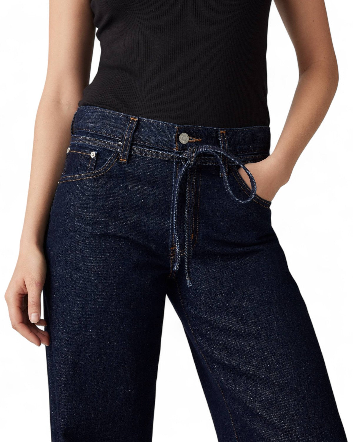 Dettaglio vita dei jeans XL Levi's Straight da donna, con cintura in denim e cuciture a contrasto, perfetti per un look urban casual.