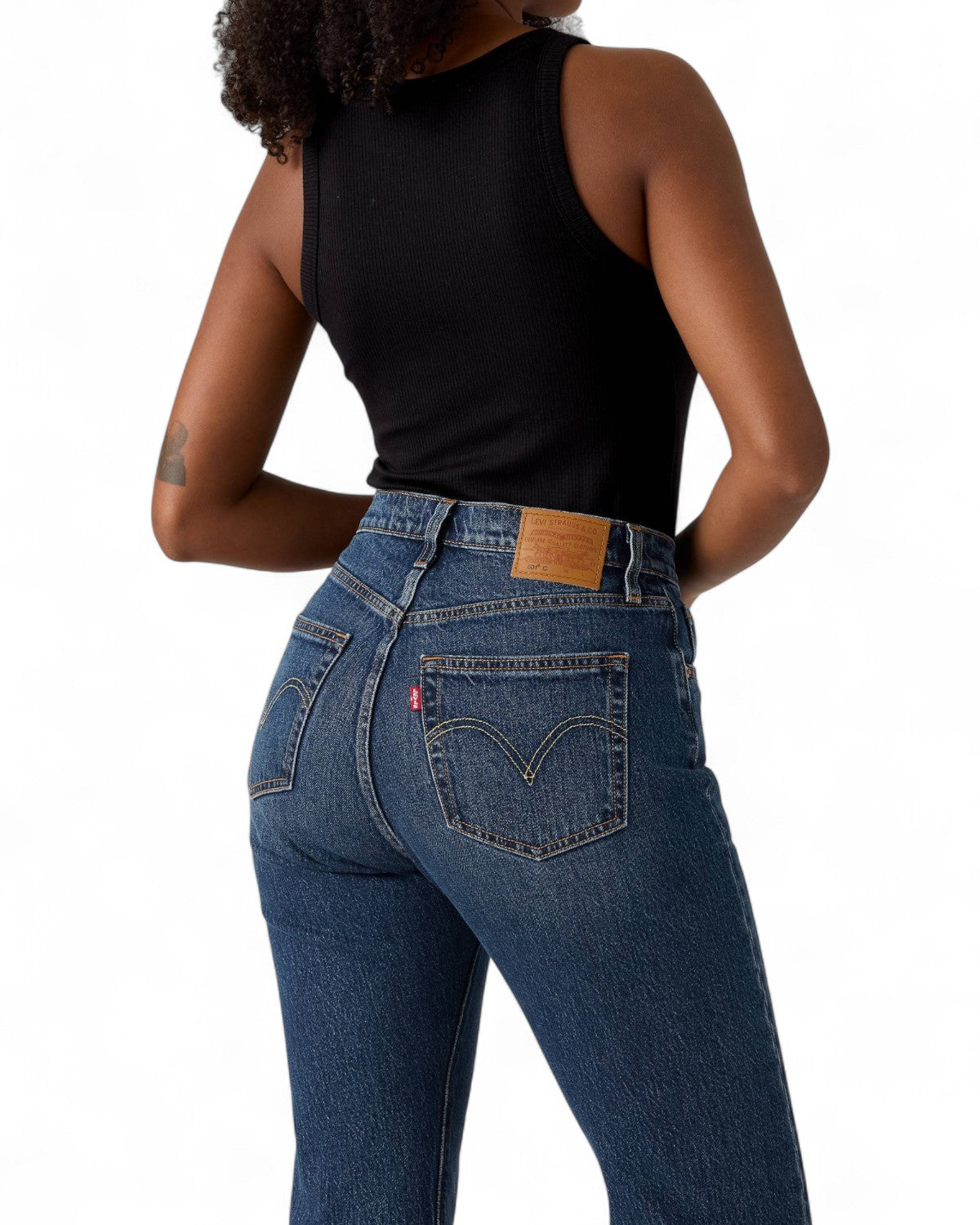 Zoom sul retro dei Jeans donna Levi’s 501 Curve Fit Vita Alta, evidenziando la vestibilità curvy e il dettaglio del logo Levi’s.