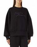 Emporio Armani felpa in cotone nera da donna con logo ricamato multicolore sul petto, stile casual chic per l'inverno FW26.