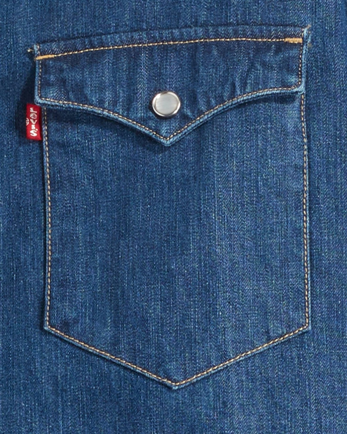 Dettaglio tasca frontale con bottone a pressione della Camicia Denim Western Barstow Levi's Originale, con etichetta rossa iconica.