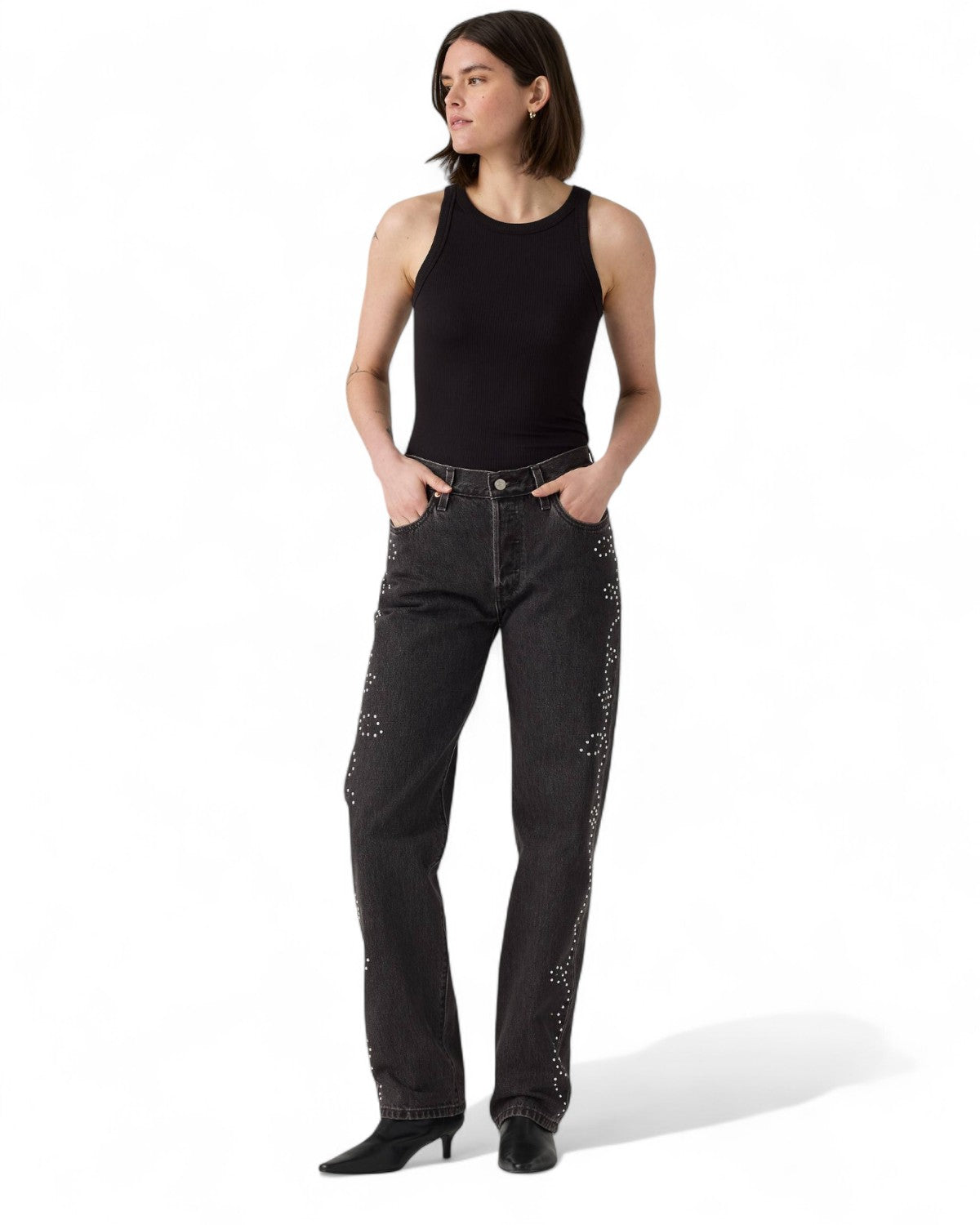 Modella indossa jeans Levi's 501 Anni '90 neri con borchie, stile oversize e look anni '90, perfetti per outfit casual invernali.